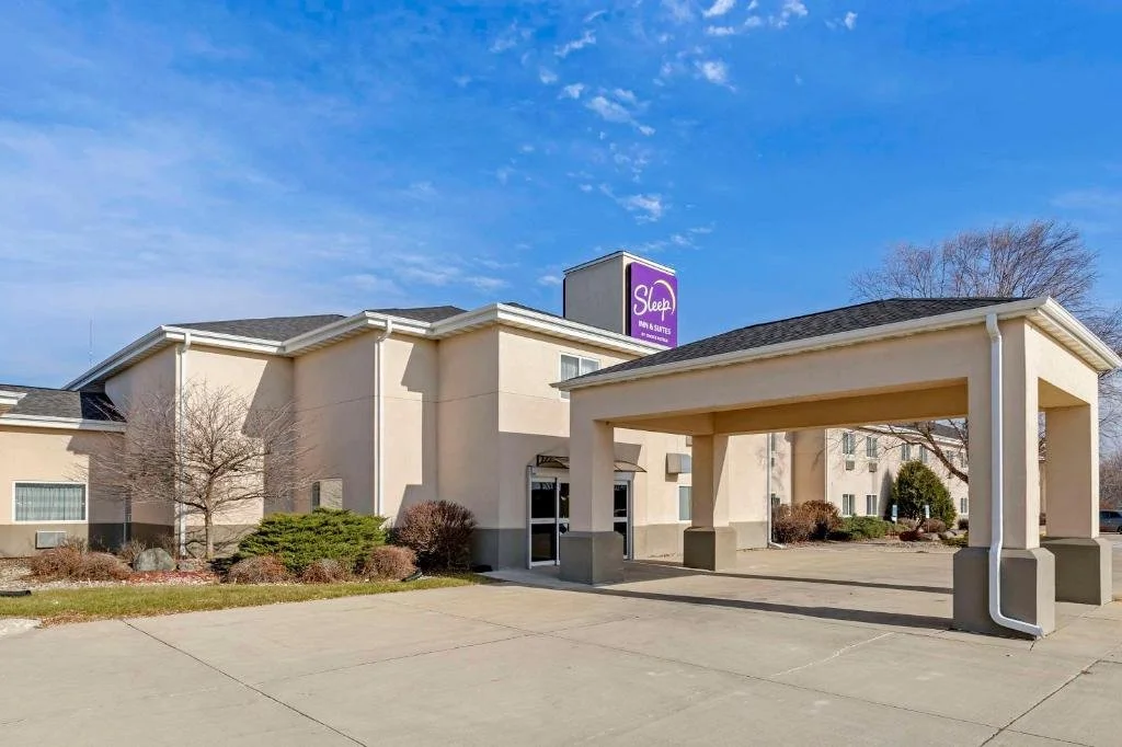 <span style="display:inline-block; line-height:1.05;"> Sleep Inn <br>and Suites<br><b>Charles City, IA</b> </span>