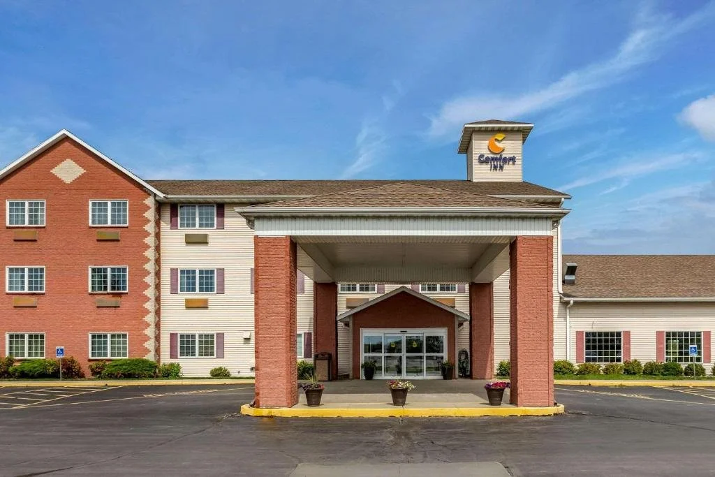 <span style="display:inline-block; line-height:1.05;"> Comfort Inn<br><b>Story City, IA</b> </span>