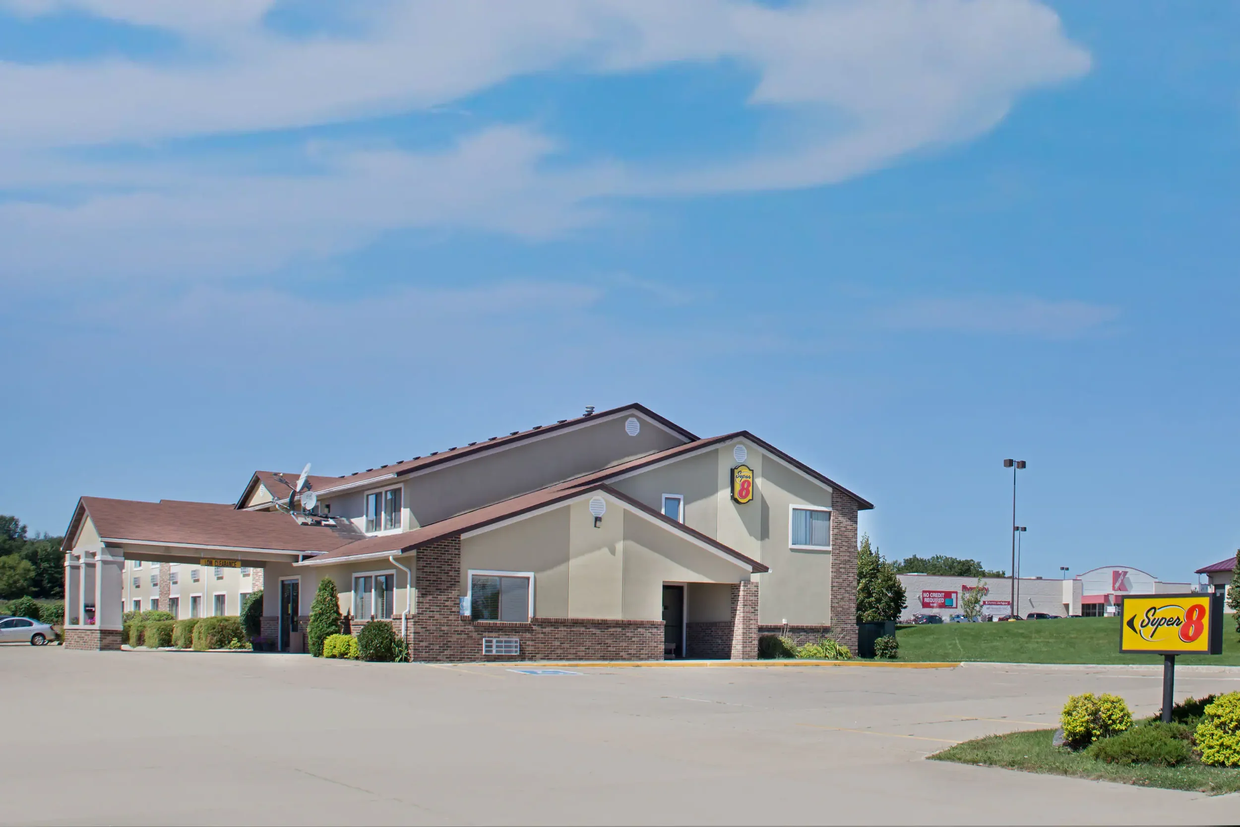 <span style="display:inline-block; line-height:1.05;"> Super 8<br><b>Charles City, IA</b> </span>