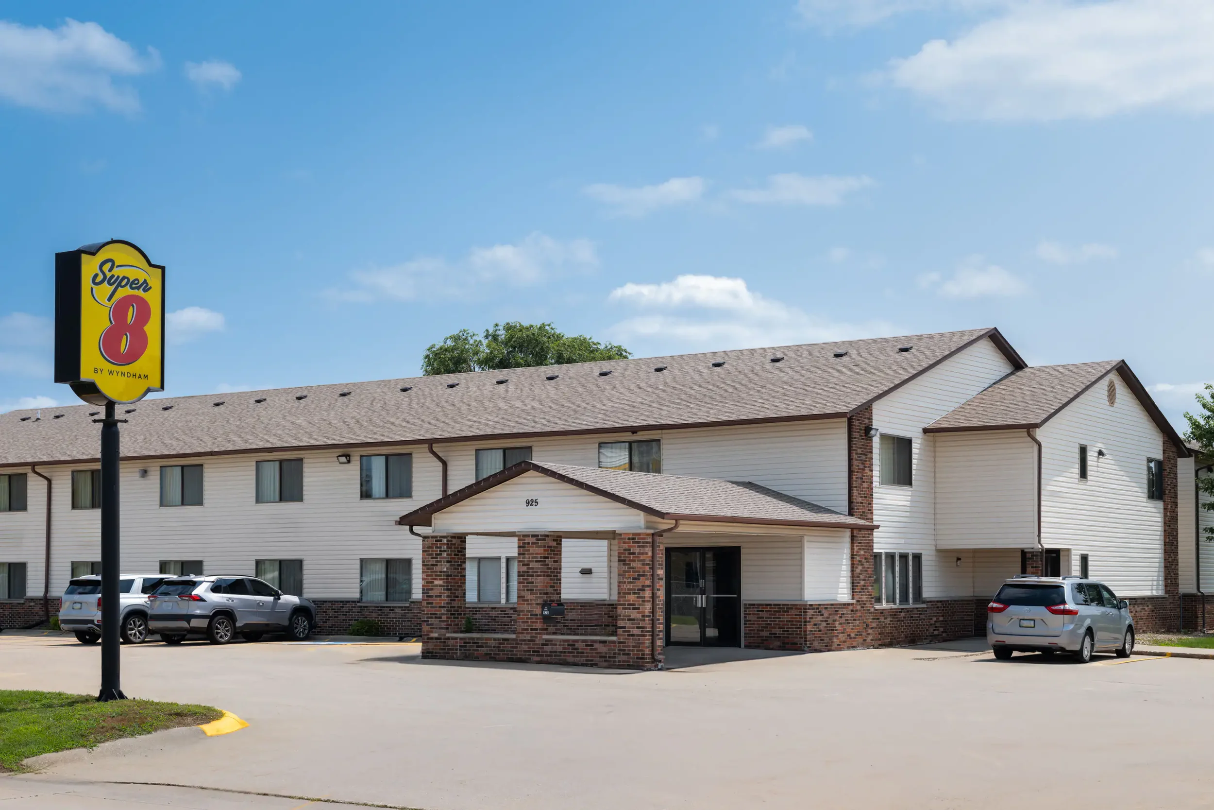 <span style="display:inline-block; line-height:1.05;"> Super 8<br><b>Dyersville, IA</b> </span>