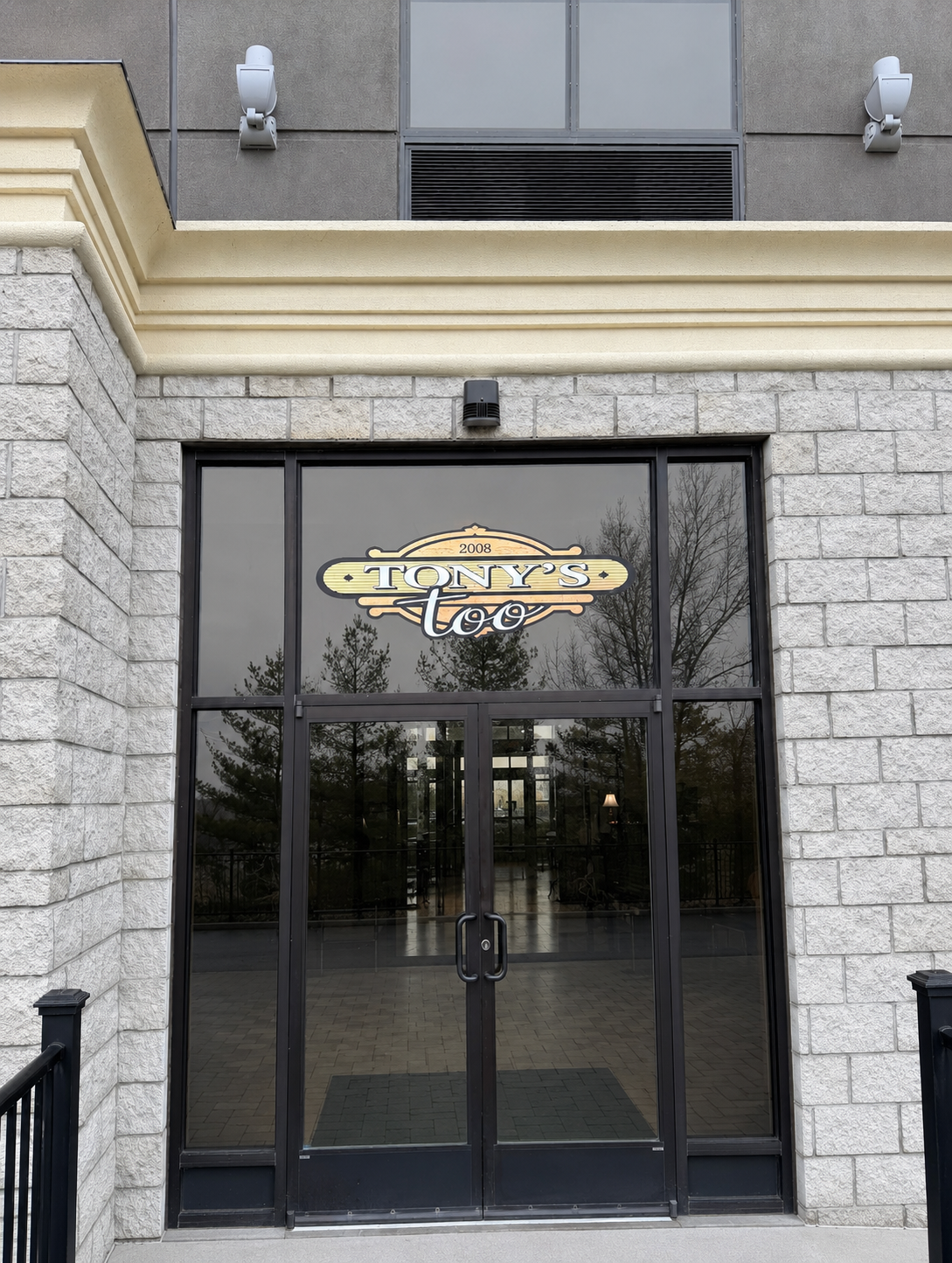 <span style="display:inline-block; line-height:1.05;"> Tony's Too <b>Quincy, IL</b><br> Full-service<br> American restaurant </span>
