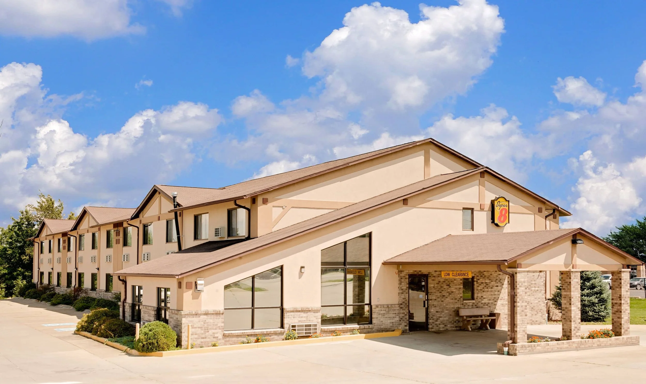 <span style="display:inline-block; line-height:1.05;"> Super 8<br><b>Centerville, IA</b> </span>