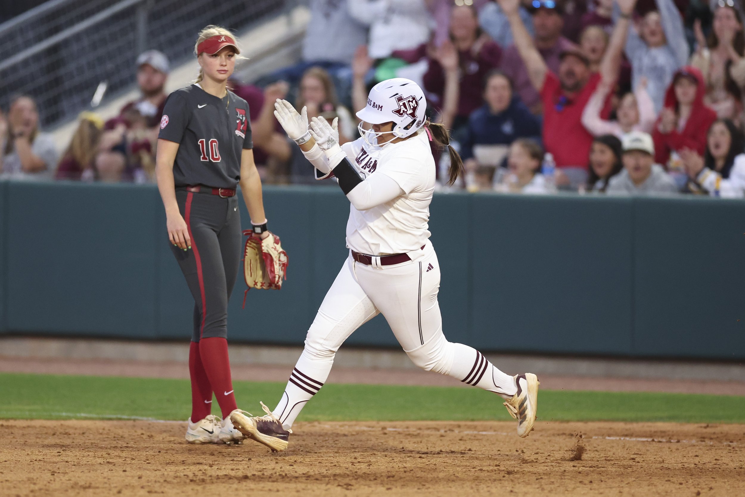 Mya Perez, round bases, clap