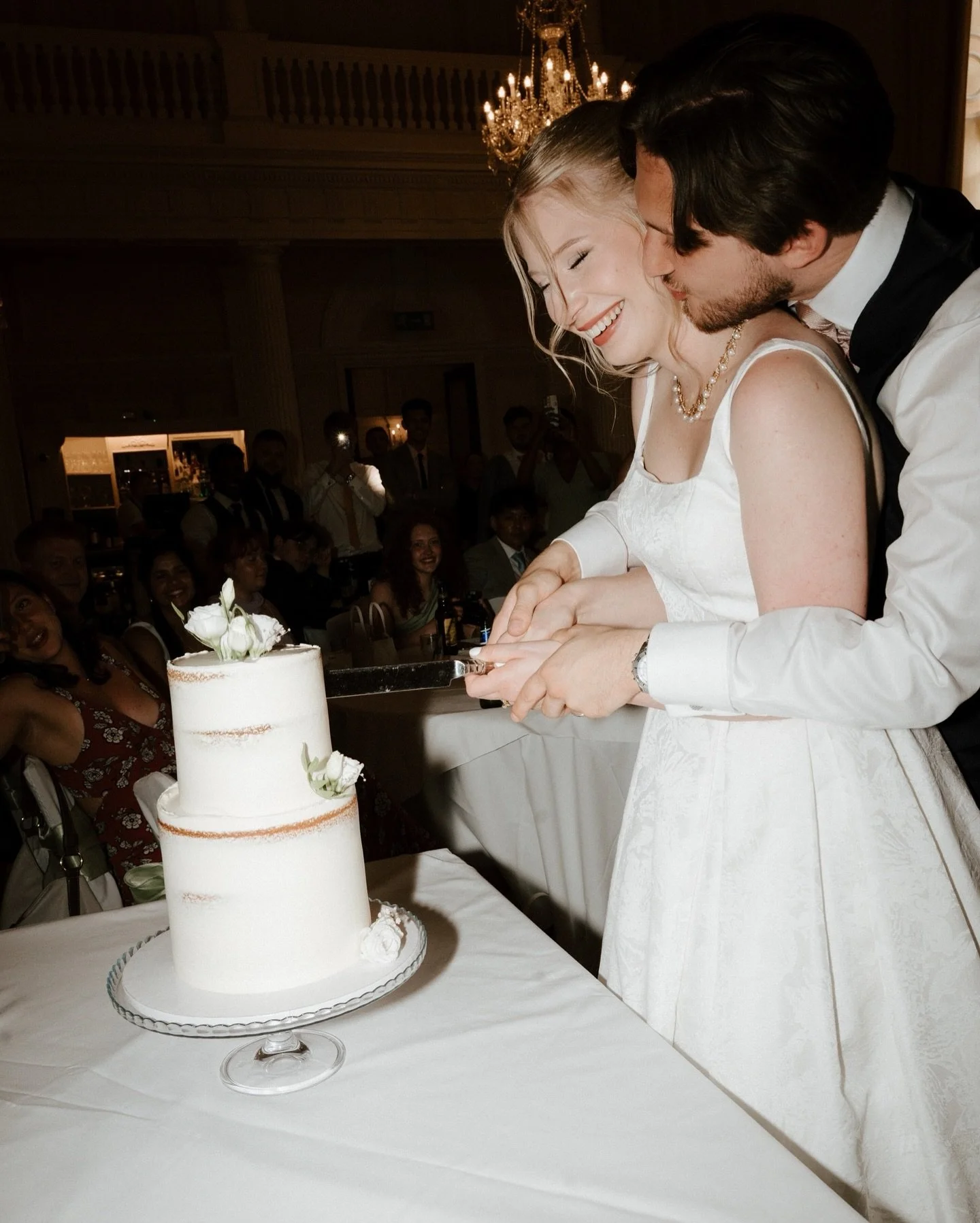 Absolutely STUNNING these two, and their wedding cake had to of course be this elegant! 🤍🤍🤍

I love the vibe at @assembly_house and Igor and Wiktoria just brought it to life 🤍