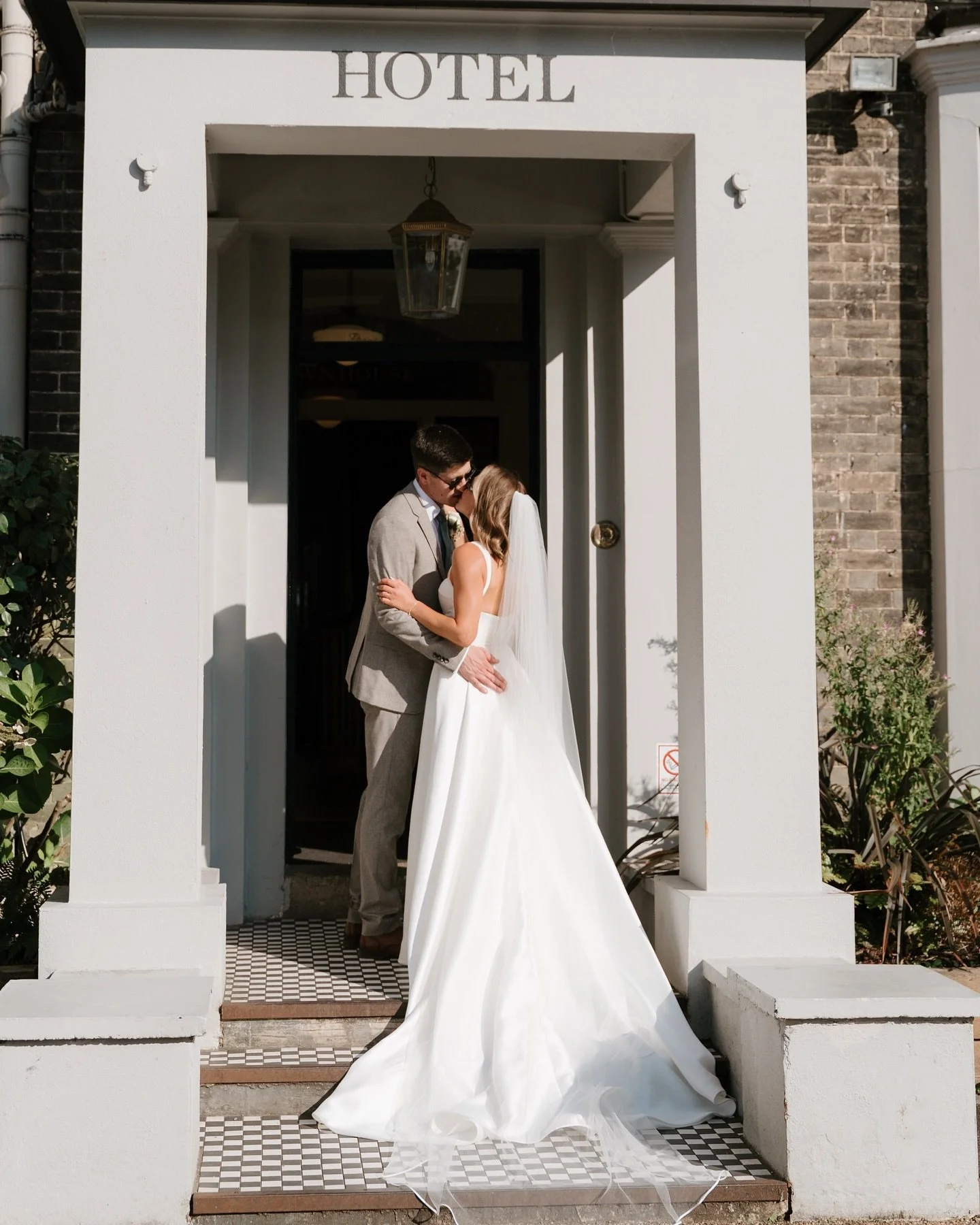 Classic and Elegant wedding for Sam &amp; James. With the ceremony at Norwich Castle followed by a stunning reception at the iconic Georgian Town House! 

Venue // @the_georgian_townhouse
Make up // @shellbe.makeup
Hair // @voshairandbeauty @ttomskip