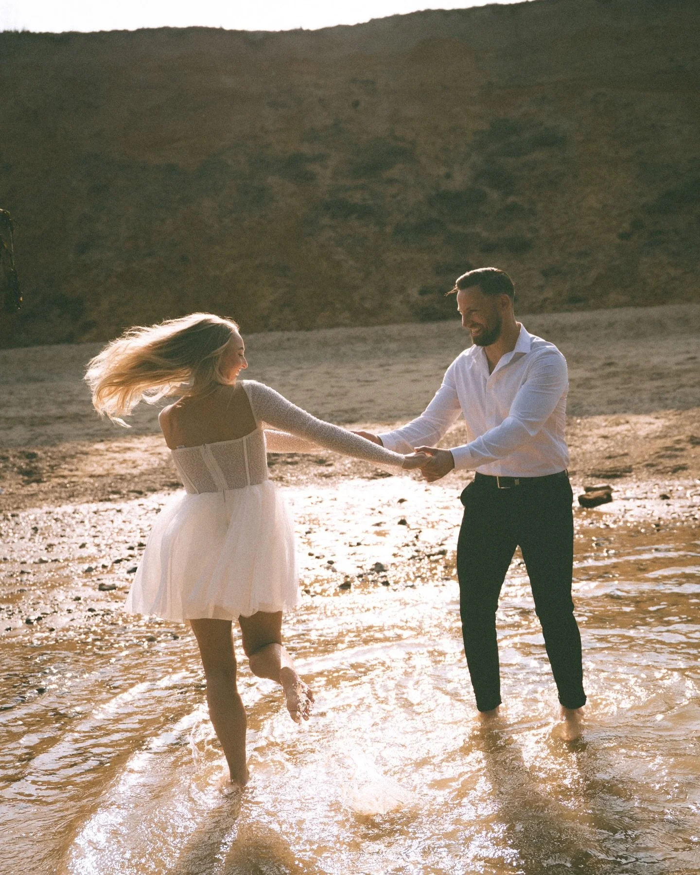 We may be in autumn BUT I do love looking back at golden hour sessions at the beach! I revisited this gallery and gave it a nostalgic twist which I just love at the moment! 🤍