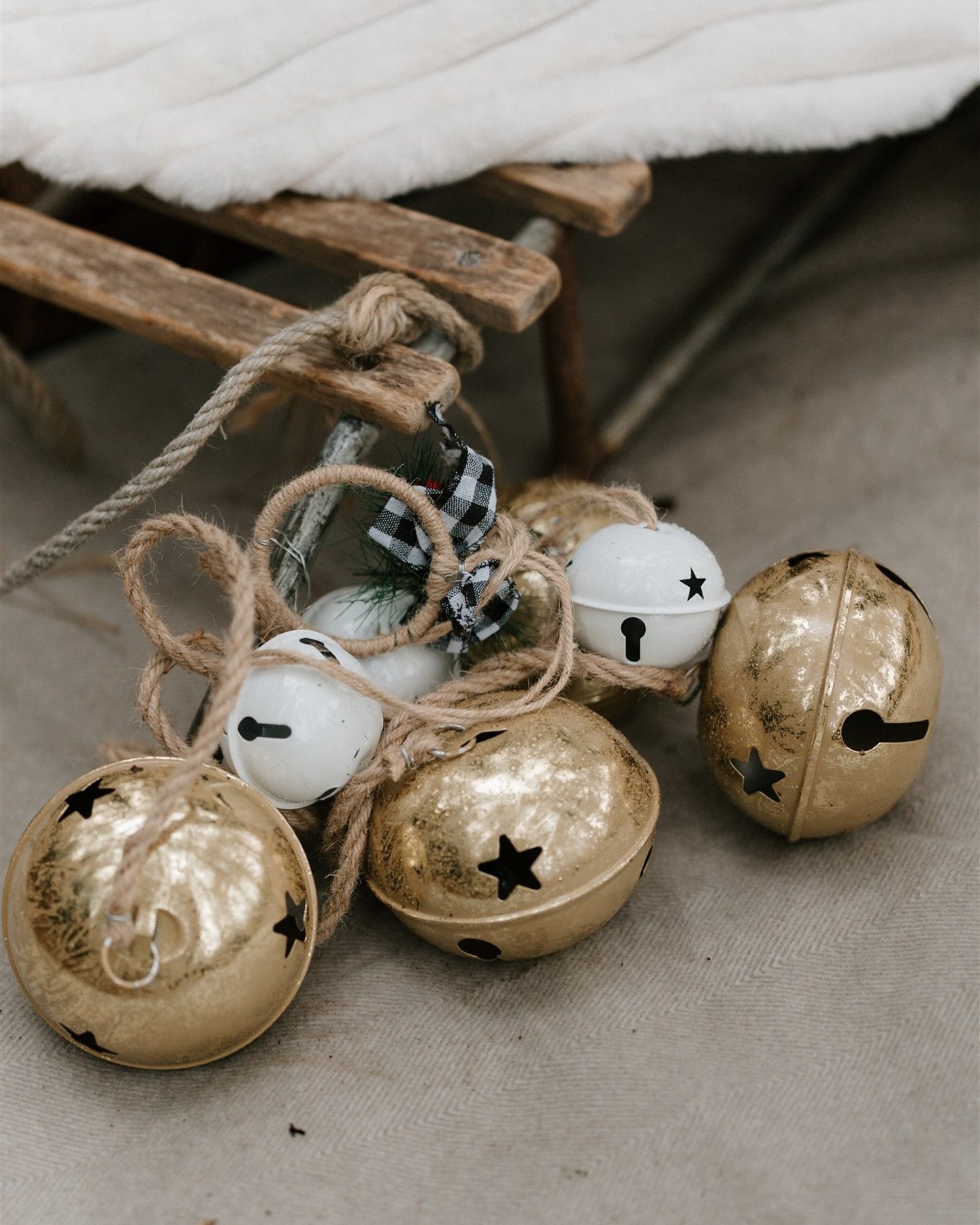 Gorgeous day of Christmas minis! the weather may of been a tad wet out BUT sheltered under the tree had so much fun capturing some festive magic outdoors 🤍

Still have some remaining slots for next Saturday!
