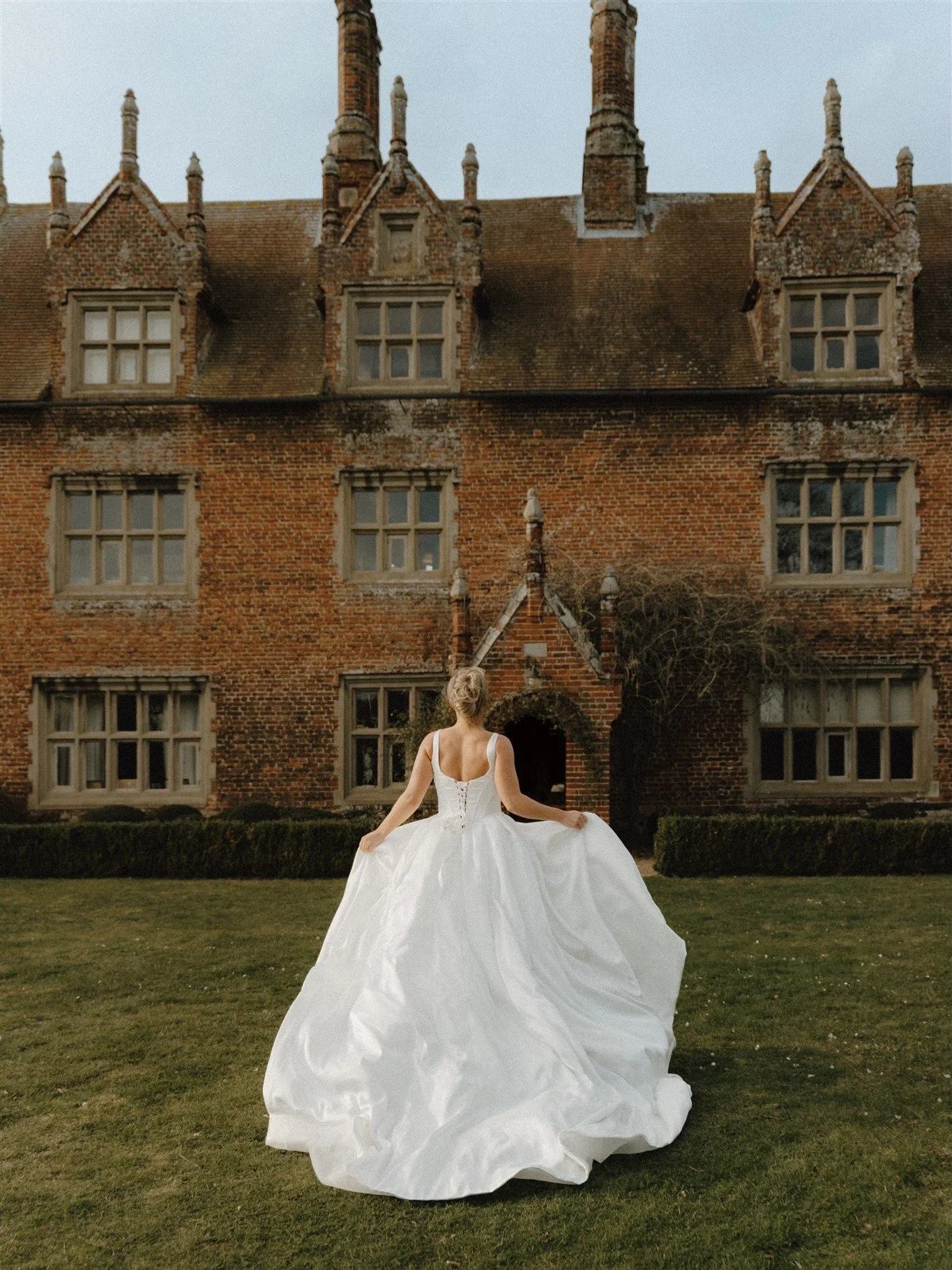 3 gorgeous models and a whole bunch of talented suppliers! 🤍✨

Thank you again for involving me and all coming together to create something so beautiful 🤍

Photography // @laurenelise_photos
Venue // @hautboishall
Decor // @epic.events.norfolk
Hair