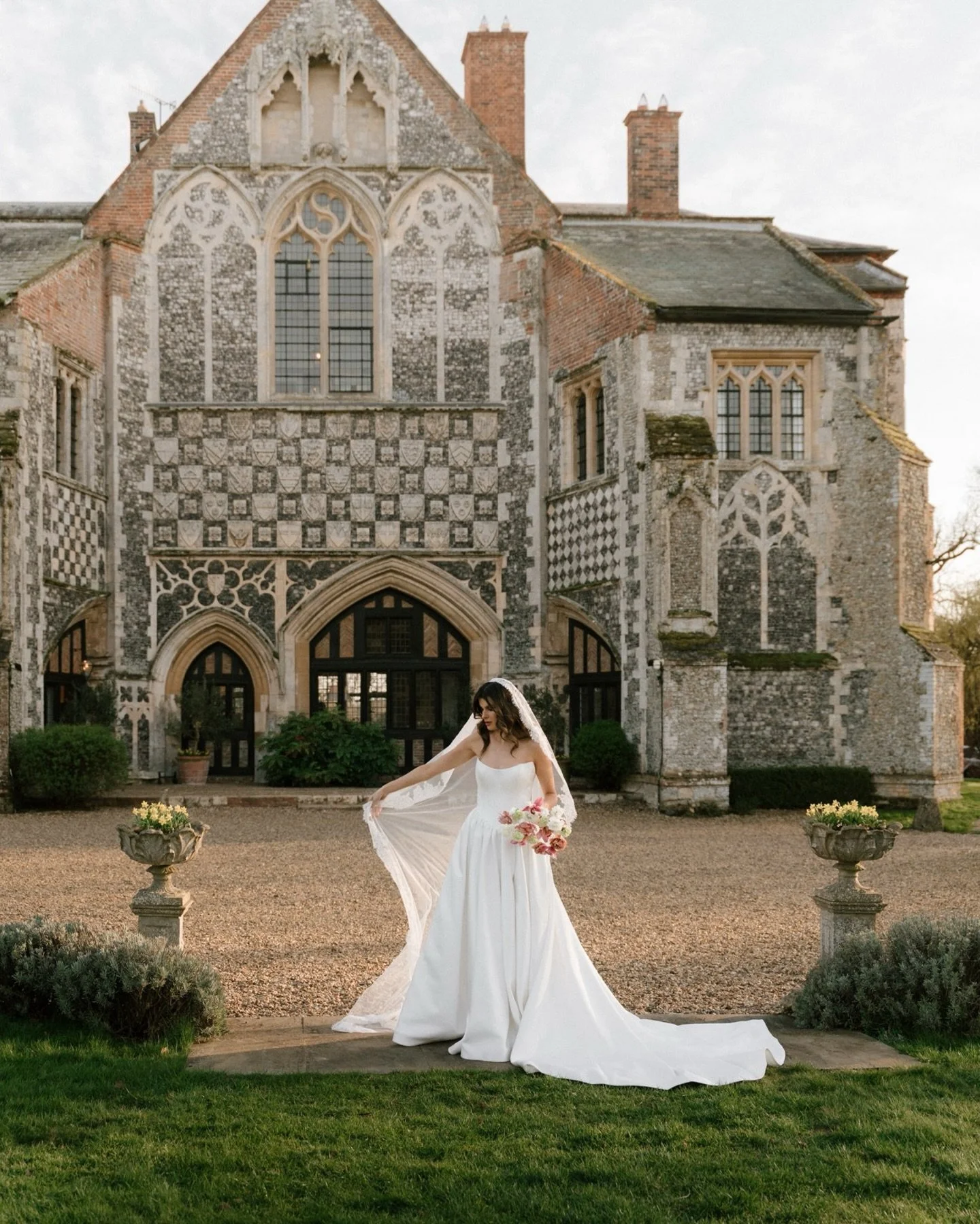 Golden Hour is honestly my favourite time 🤍

Workshop Host @sharoncudworthphotography
Workshop @the_edit_workshops
Prep &amp; On-the-Day Coordinator @weddingswithparris
Venue @butleypriory
Floral Design @burtonsblooms
Stylist @synchedevents
Tablewar