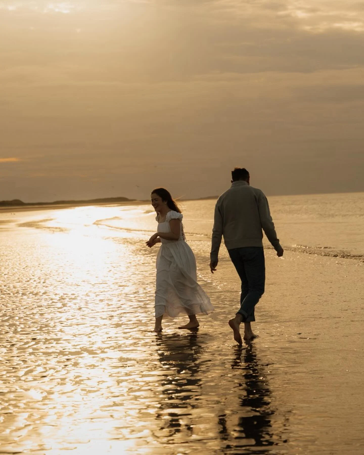 Golden hour into blue hour at Holkham with Abbie &amp; Harry 🤍✨ 

This is your reminder that the most beautiful photos aren&rsquo;t about posing perfectly&hellip; 
they&rsquo;re about light, movement, and simply being in the moment together. 

We st