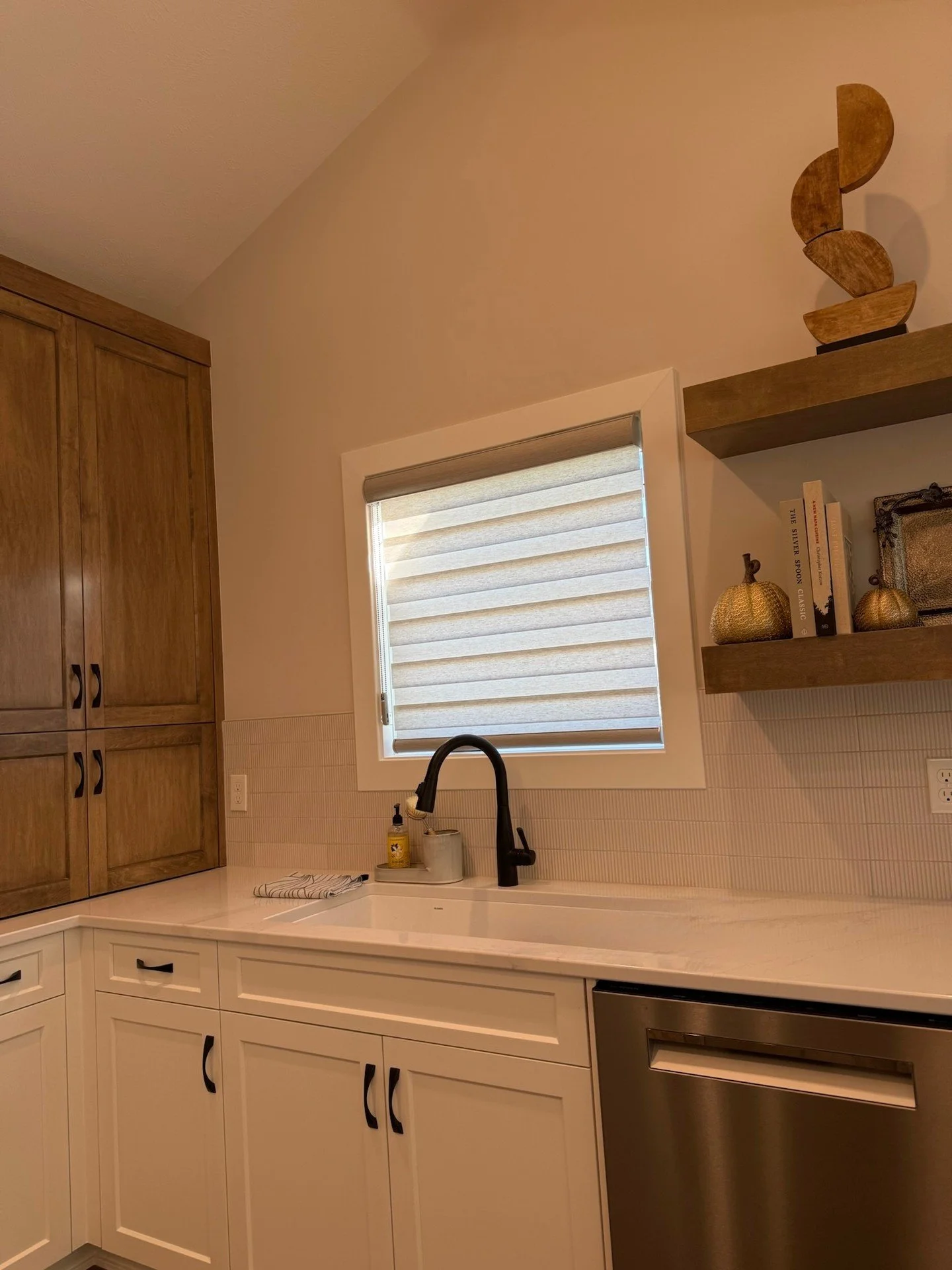 A perfect finish for a beautifully designed kitchen ✨
Custom shades add privacy, soften the natural light, and complete the space without taking away from your d&eacute;cor.
ㅤ
Looking to upgrade your kitchen or laundry room windows?
Click the link in