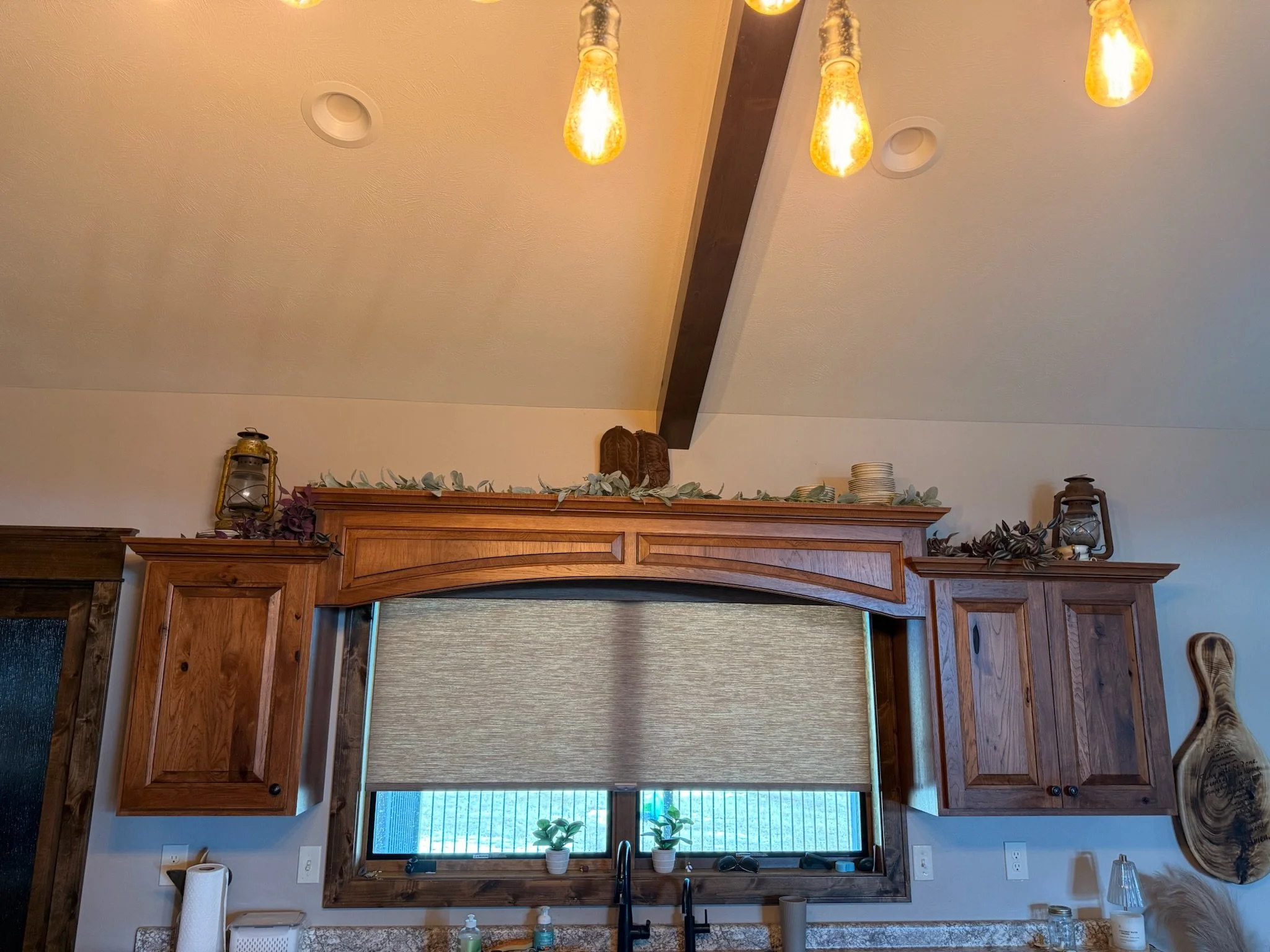 The heart of the home deserves the best view and the best shade. ☕✨

We love how this custom roller shade complements the warm wood tones in this kitchen. It&rsquo;s all about finding that balance between natural light and privacy while you&rsquo;re 