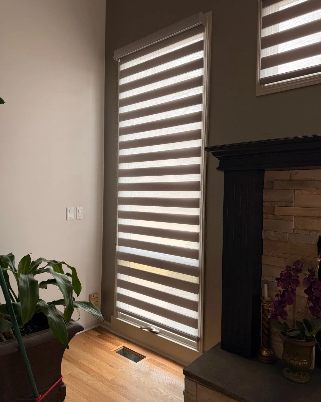 Clean lines and cozy vibes. 🕯️🌿

There is just something about custom shades that makes a room feel finished. These dual shades are the perfect solution for those tall, tricky windows, giving you full control over the light while keeping things loo