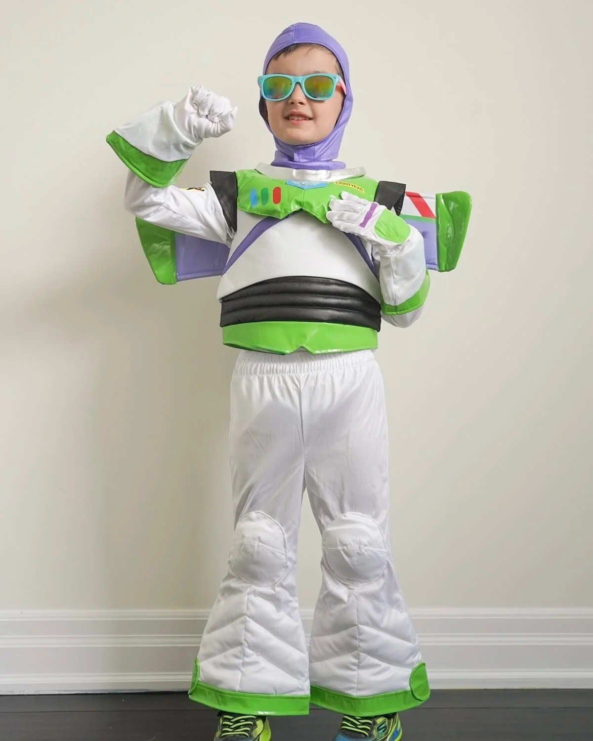 🚀 Buzz Lightyear Deluxe Light &amp; Sound Costume is still up for grabs this Halloween! 👨&zwj;🚀✨

We&rsquo;ve got lots of sizes, so your little space ranger can explore the galaxy without tripping over their suit. 💫

🎃 Easy for parents: simple o