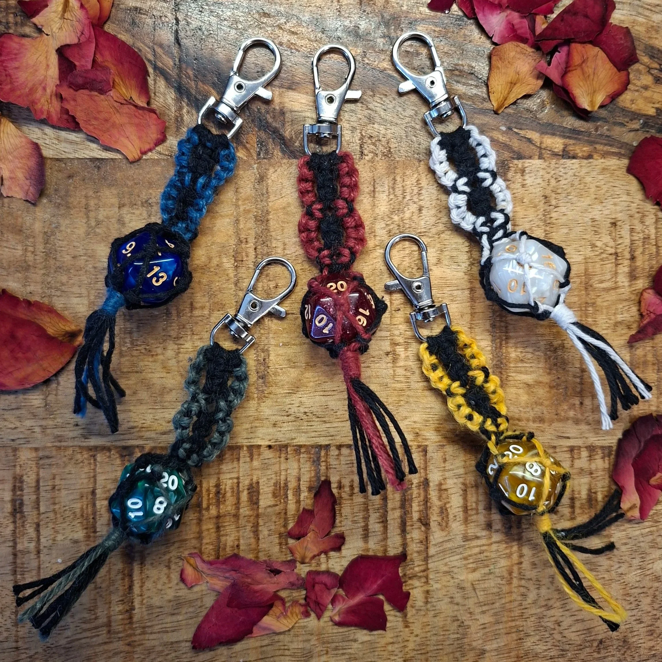 colourful d20 / D&D dice ◆ macramé keychain