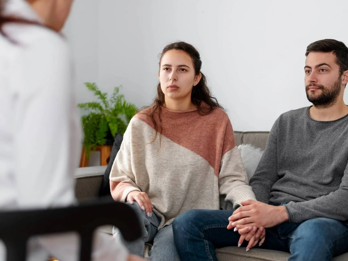 Therapist helping a couple understand their relationship cycle during couples therapy