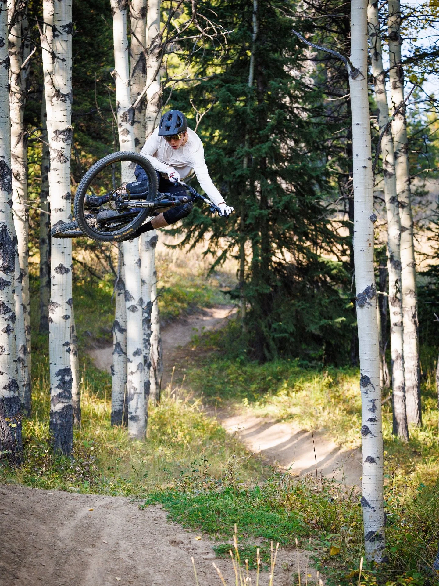 Some all-time fall-time action with @jacobbaggott on his Ripmo. 

@gibbymtbphoto working his magic.