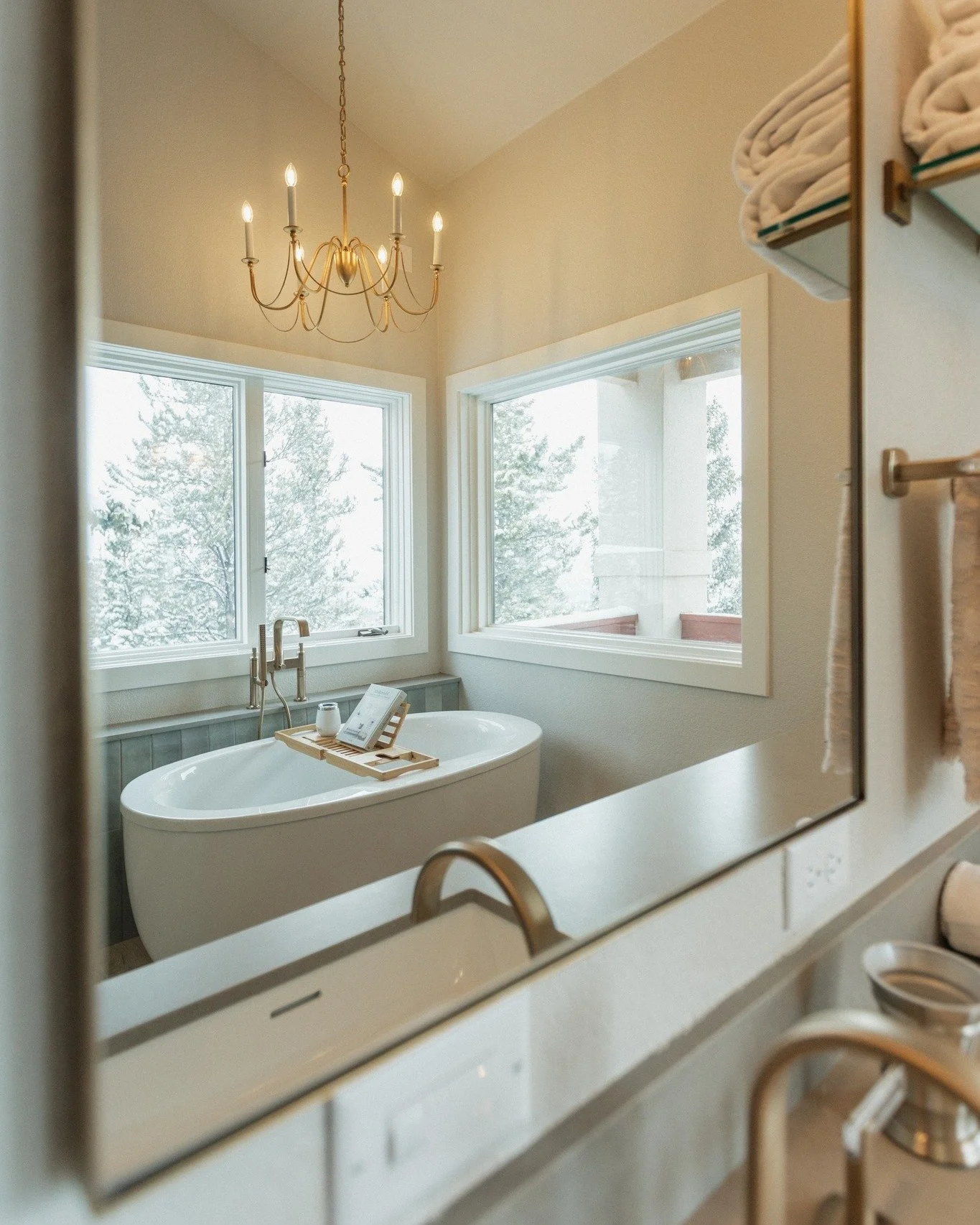 Mirror, mirror on the wall...who has the dreamiest bath of all?
πΈ: @tarasprocphoto 
.
.
.
.
 #refreshyourspace #designinspiration #updateyourhome #bathroomremodel #designinspo #interiors #summitcountycolorado