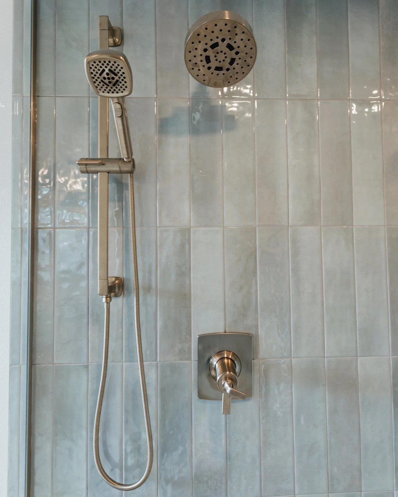 Could your shower use an upgrade? π This space proves that the right tile can turn an everyday routine into spa-level luxury.π§‍βοΈ
πΈ: @tarasprocphoto 
.
.
.
.
 #refreshyourspace #updateyourhome #designinspiration #friscocolorado #summitcounty