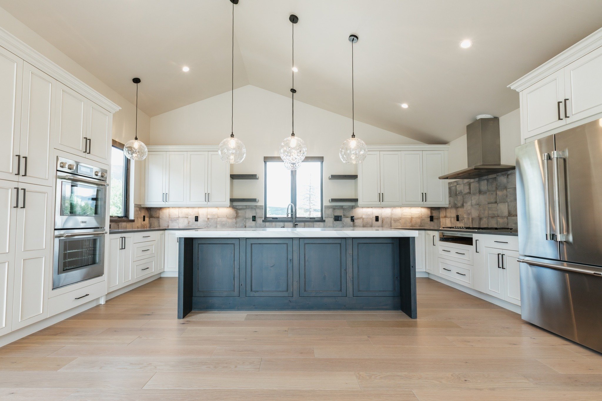 This stunning kitchen is ready to entertain!

 📸: @tarasprocphoto 
.
.
.
 #interiors #refreshyourspace #friscocolorado #interiordesign #summitcountycolorado #updateyourhome #kıtchendesign