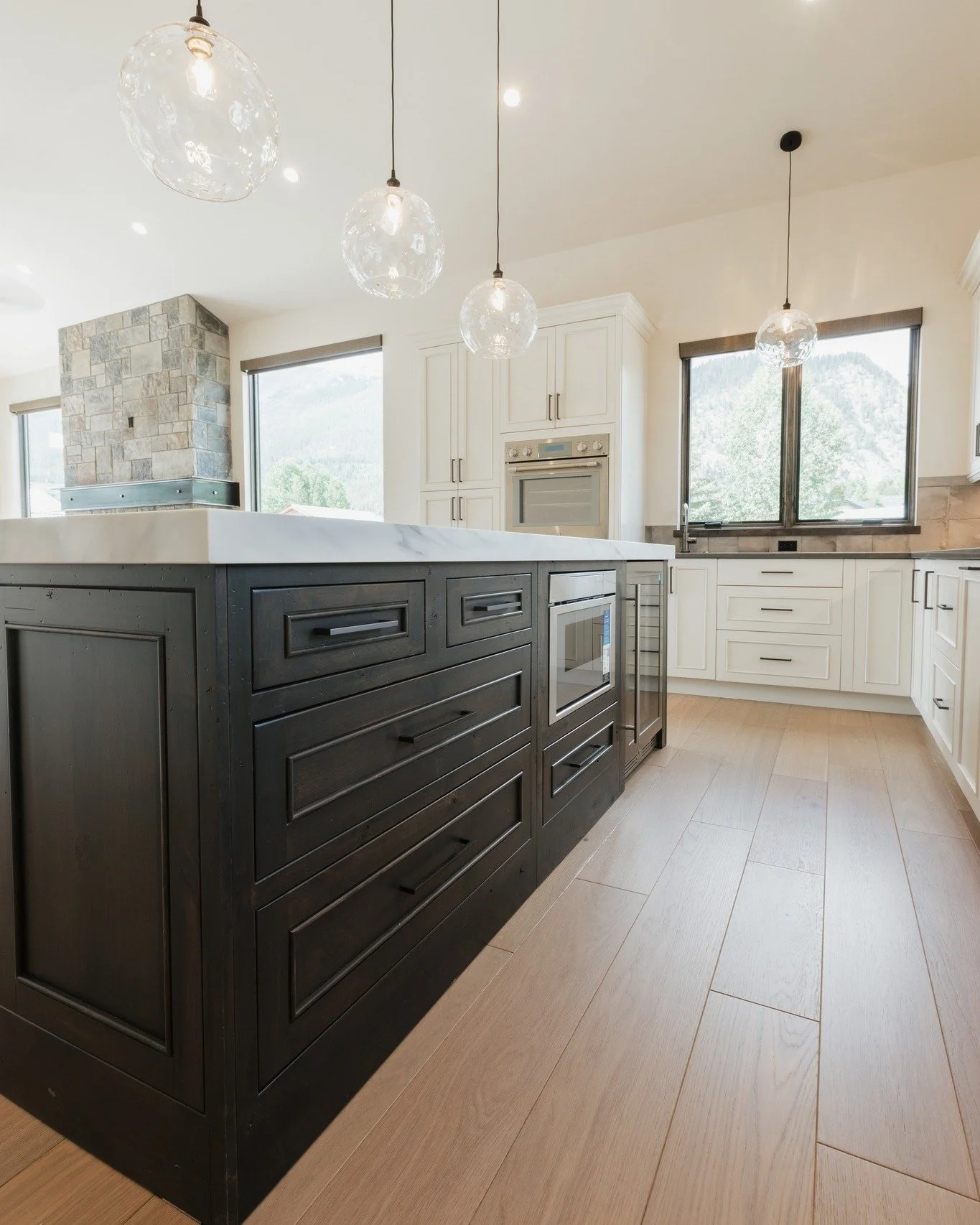 A kitchen island to write home about...

📸: @tarasprocphoto 

.
.
.
.
 #interiordesign #summitcountycolorado #refreshyourspace #kitchendesign #designinspo