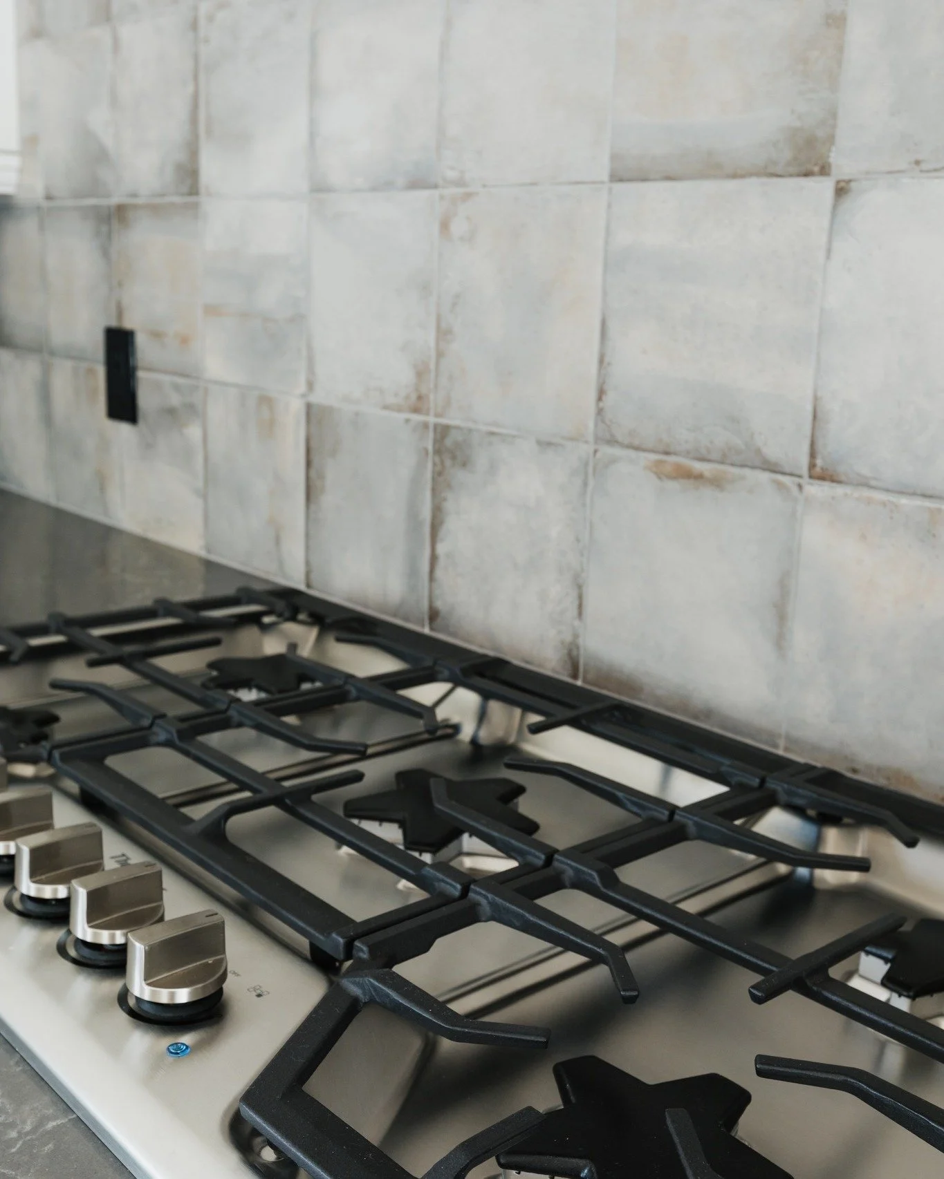 Neutral doesn't mean boring. 

📸: @tarasprocphoto 
.
 #kitchenbacksplash #kitchenremodel #interiordesign #summitcountycolorado