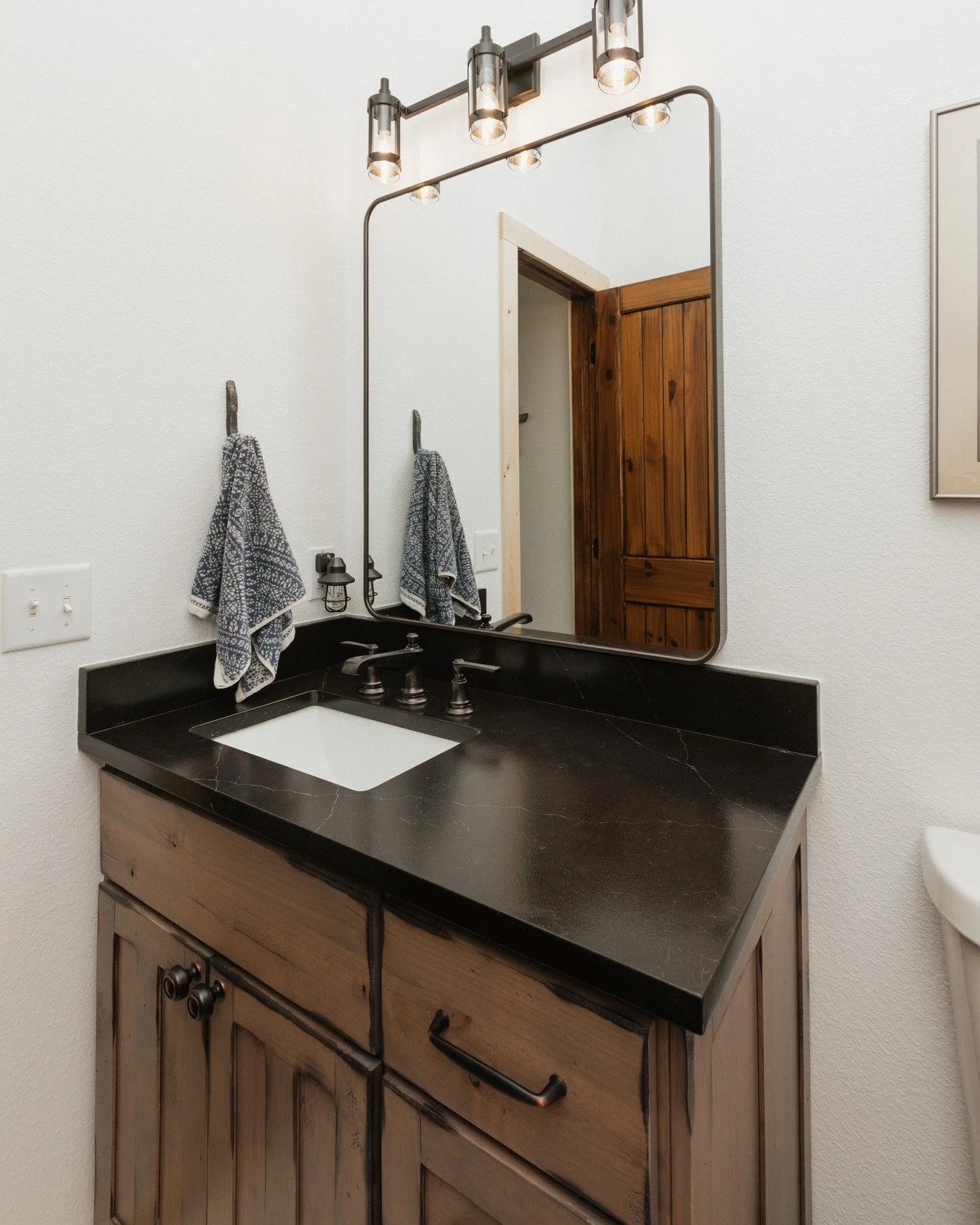 Black and brown done right. 

📸: @tarasprocphoto 
.
 #bathroomdesign #bathroomremodel #summitcountycolorado #interiordesign