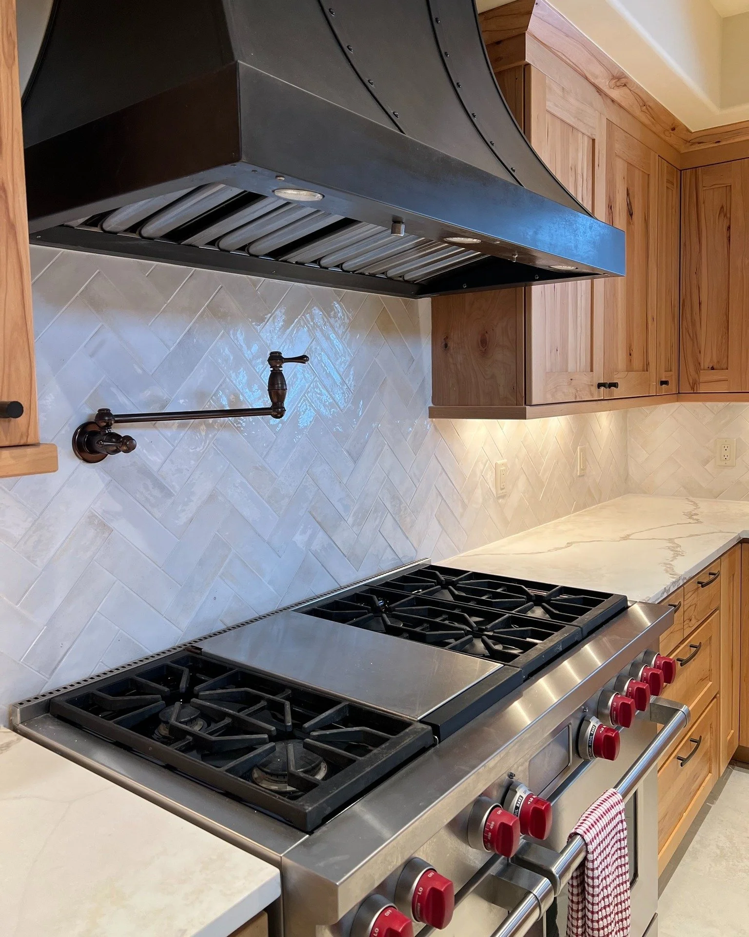 Who would love this setup in their kitchen? 😍🔥

.
.
 #kitchenremodel #kitchendesign #updateyourhome #refreshyourspace