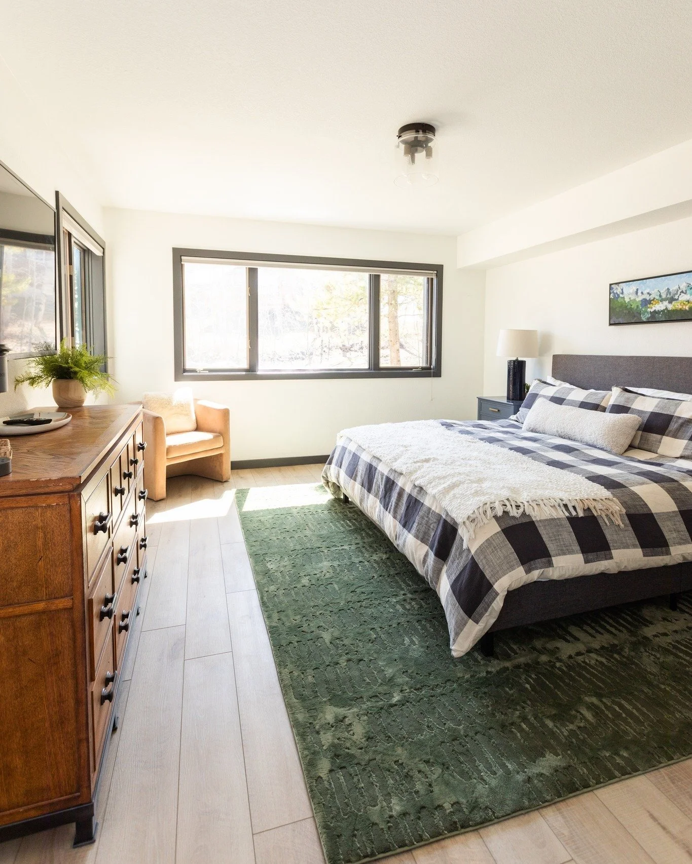 New floors paired with a rug that feels like it was made just for this room.

Did you know that we can turn any carpet you see in our showroom into a rug that's just perfect for your space? Stop in today to browse our selections!

.
.
 #newflooring #