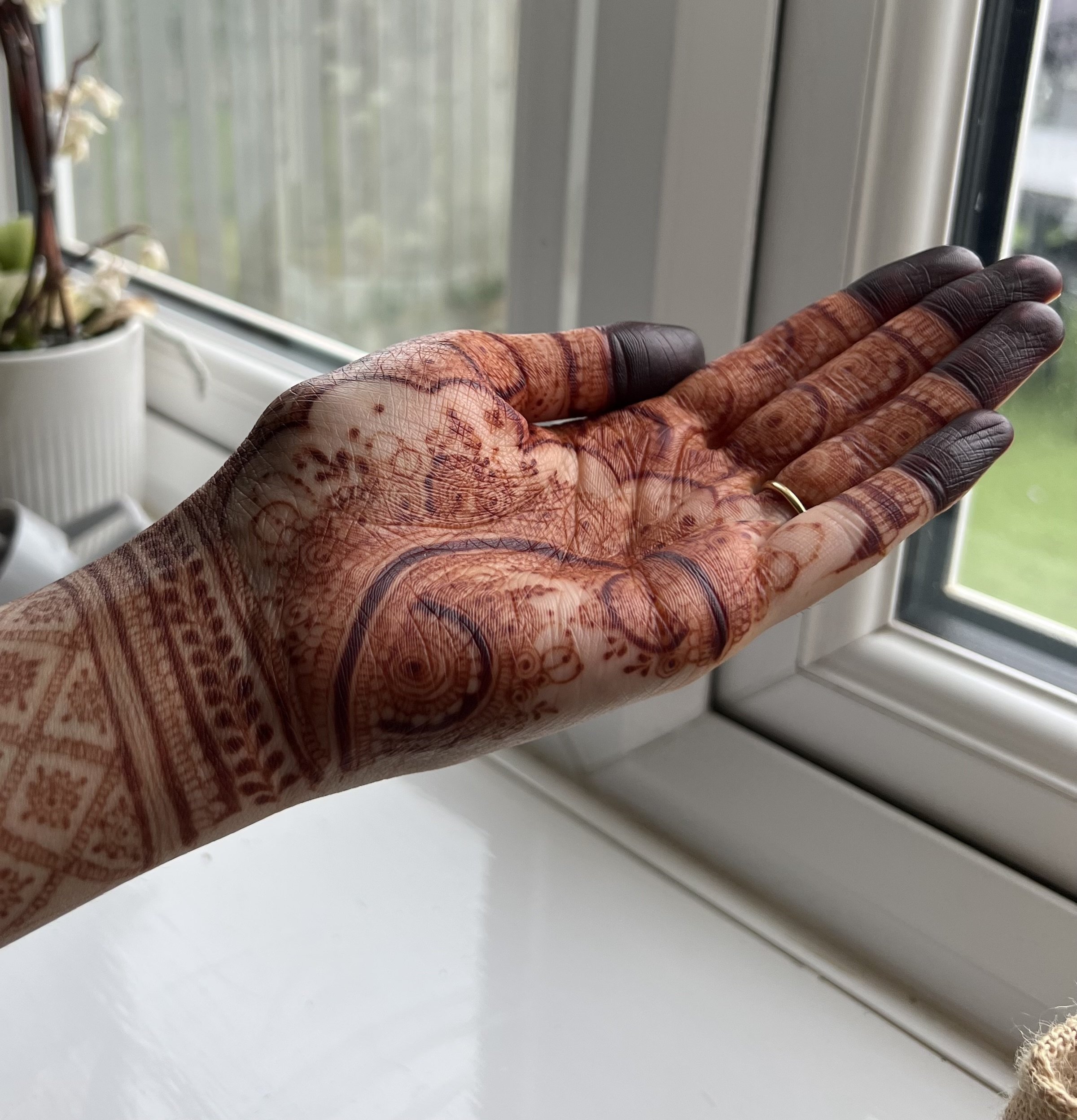 Intricate henna design using a 0.29mm tip and showing a super dark mehndi stain/ dark henna stain