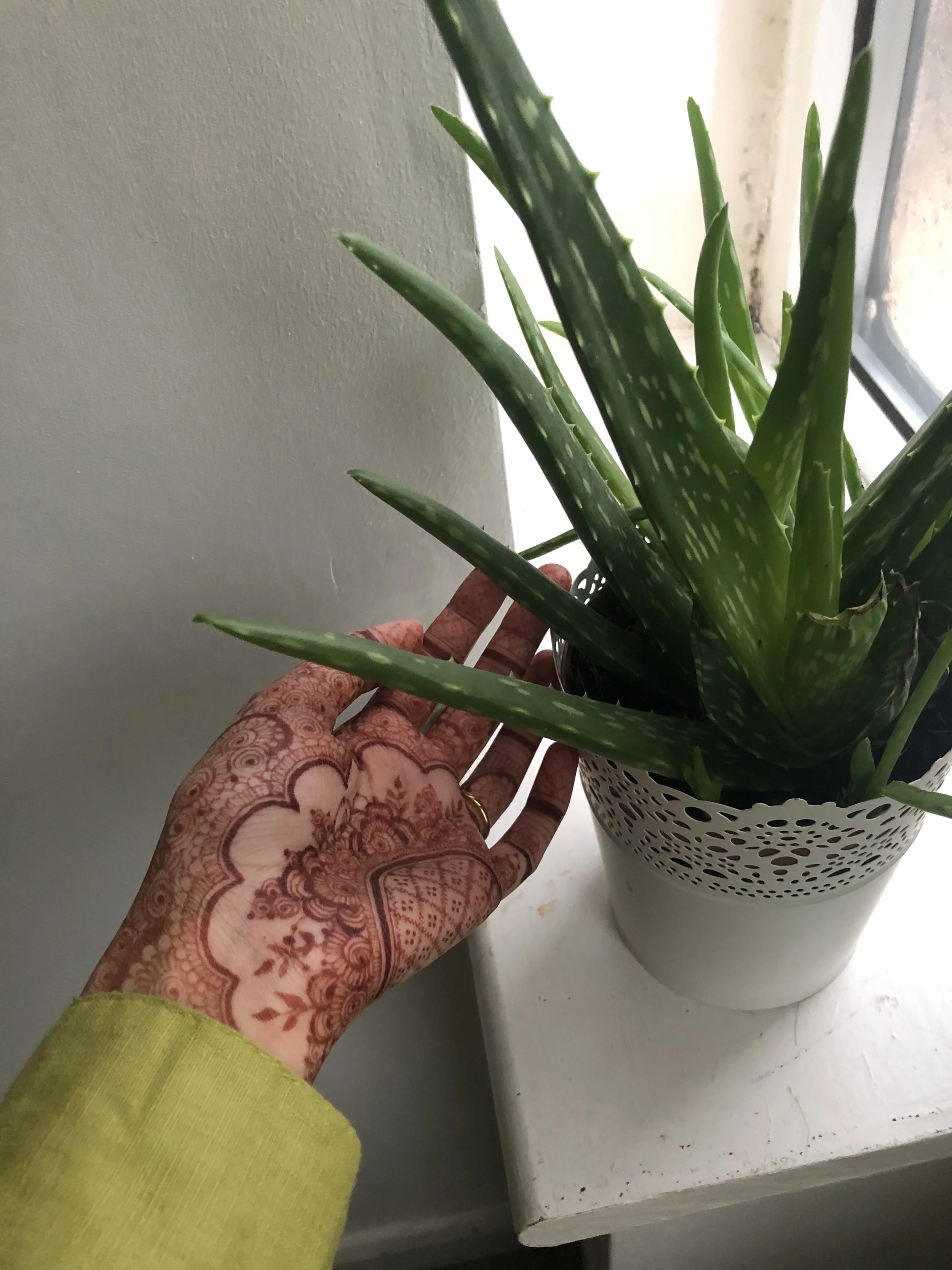 Dark henna stain using natural mehndi/ henna.