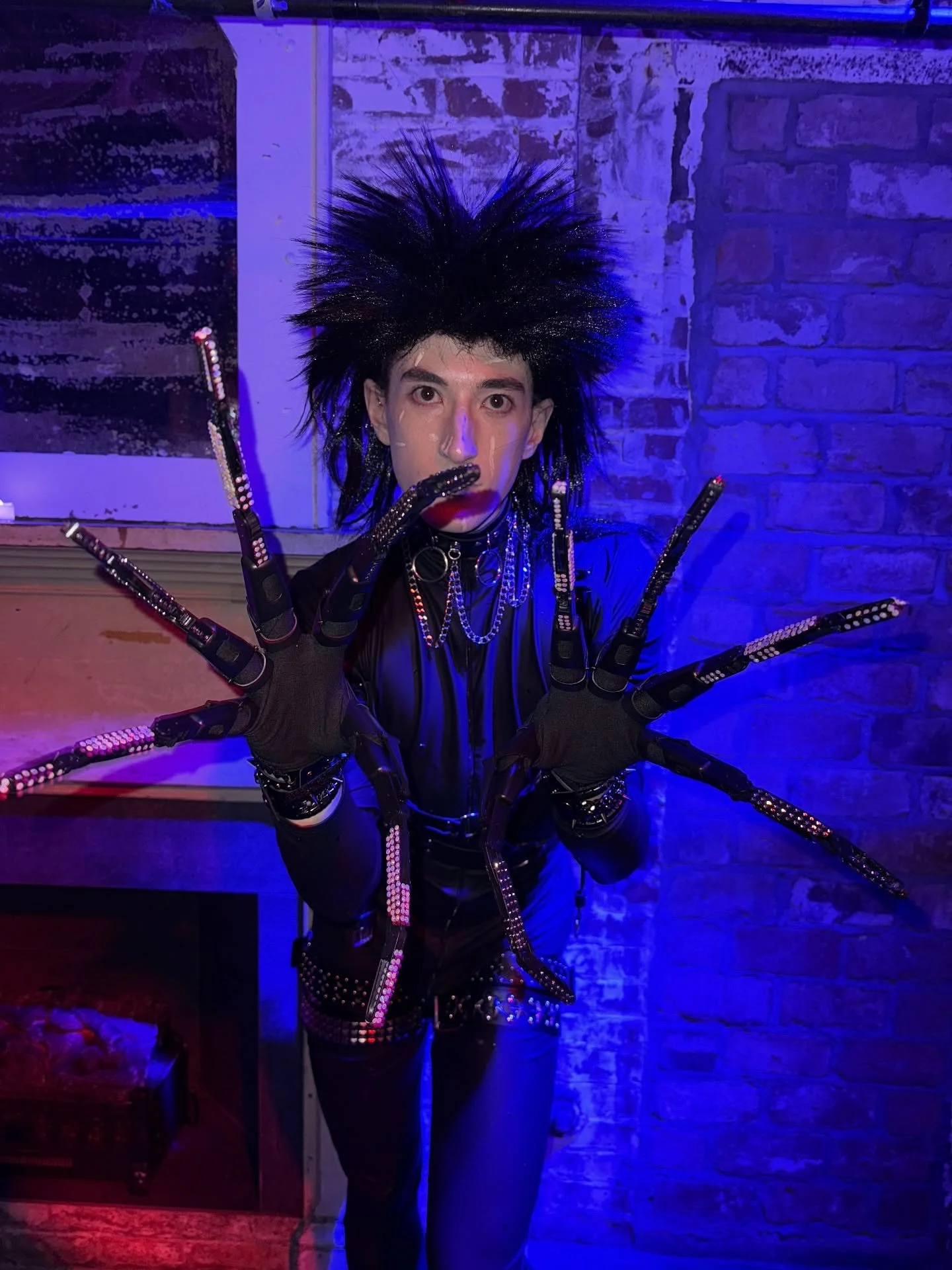 Wanna scissor? ✂️🔪🩸

Serving Edward Scissorhands

Forgot to post this 😅😅😅, but it was too good not to post so enjoy 👅

#edwardscissorhands #costume #halloween #custom #goth #couture #timburtonmovies #timburton #timburtonstyle #gothic #gothcore 