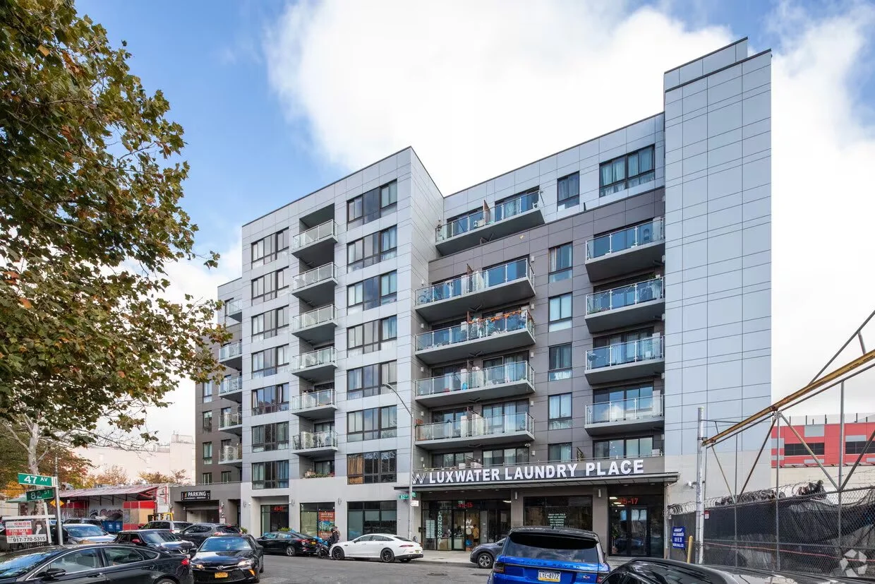 An image of Elmhurst Plaza