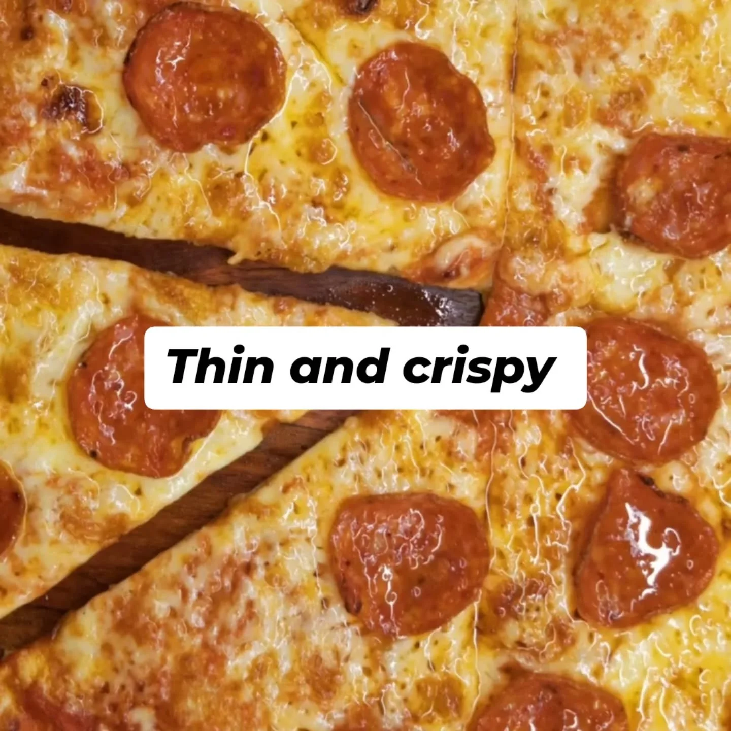 🇮🇹 Thin. Crispy. Loaded with pepperoni.
A true Neapolitan-style base — blistered edges, paper-thin centre, and that perfect balance of chew and crunch… crowned with sizzling, curl-up pepperoni cups and a drizzle of chilli oil.
Stone-f