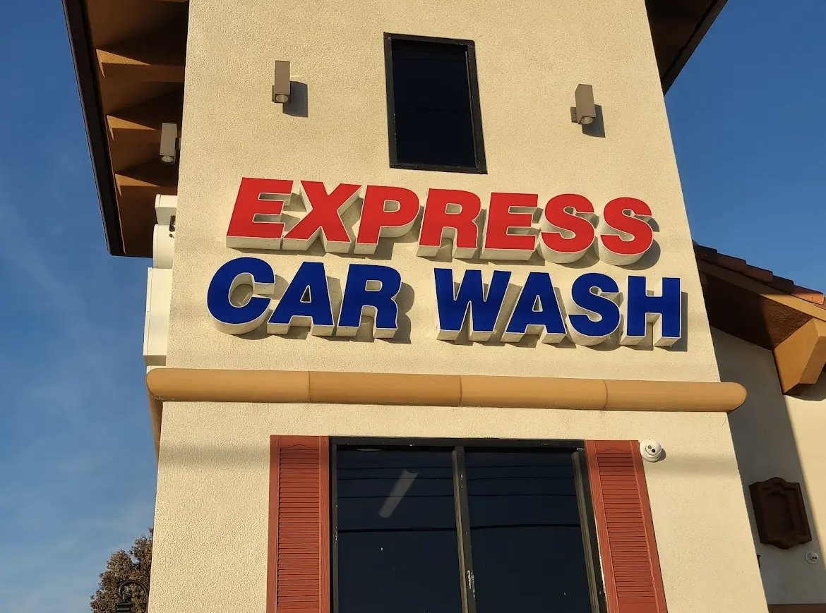 whittier car wash pic 1.jpg