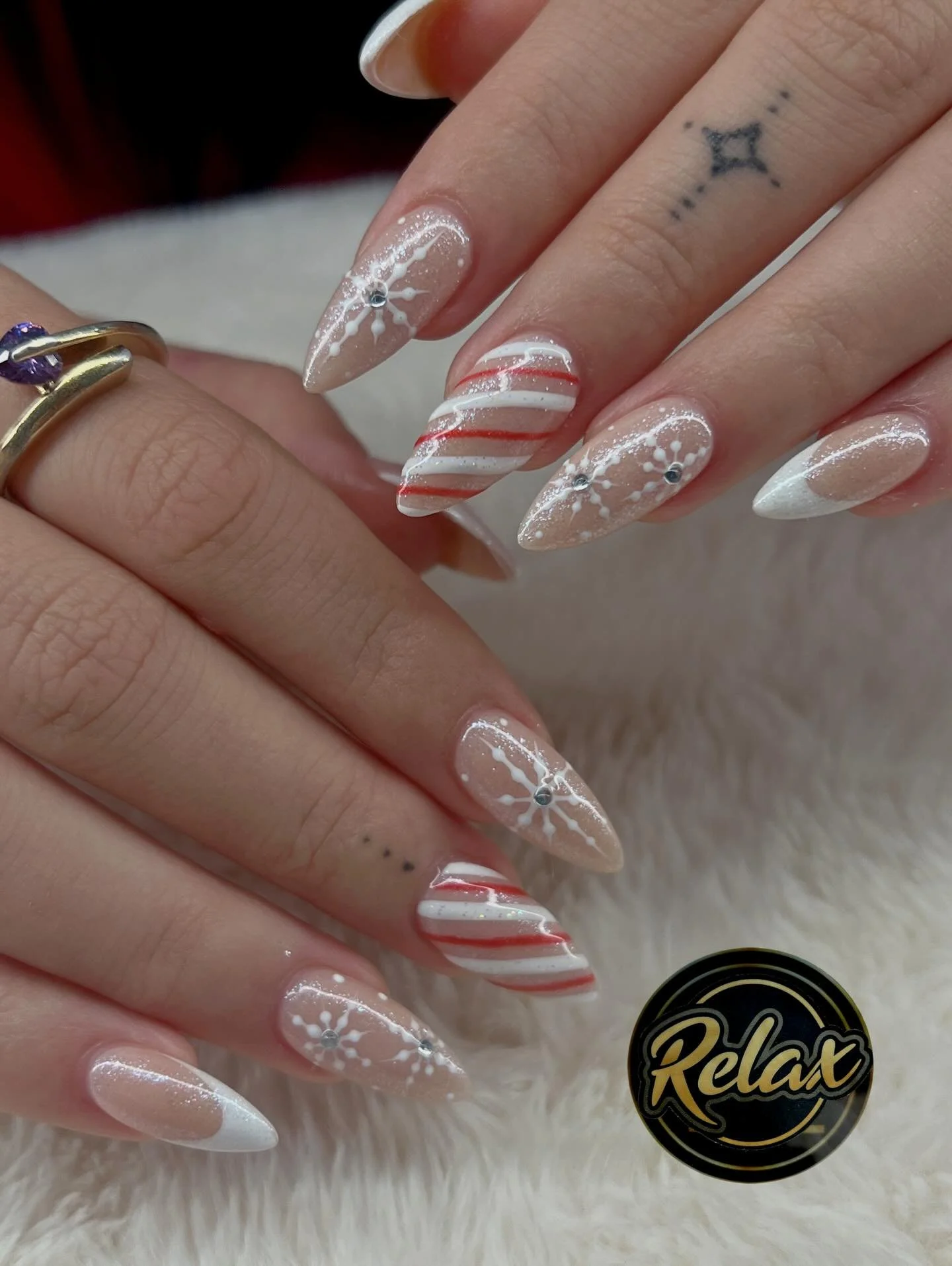Sweet like a candy cane, sparkly like snow ❄️❤️ #nails #nailsart #nailsdesign #christmas #candycane