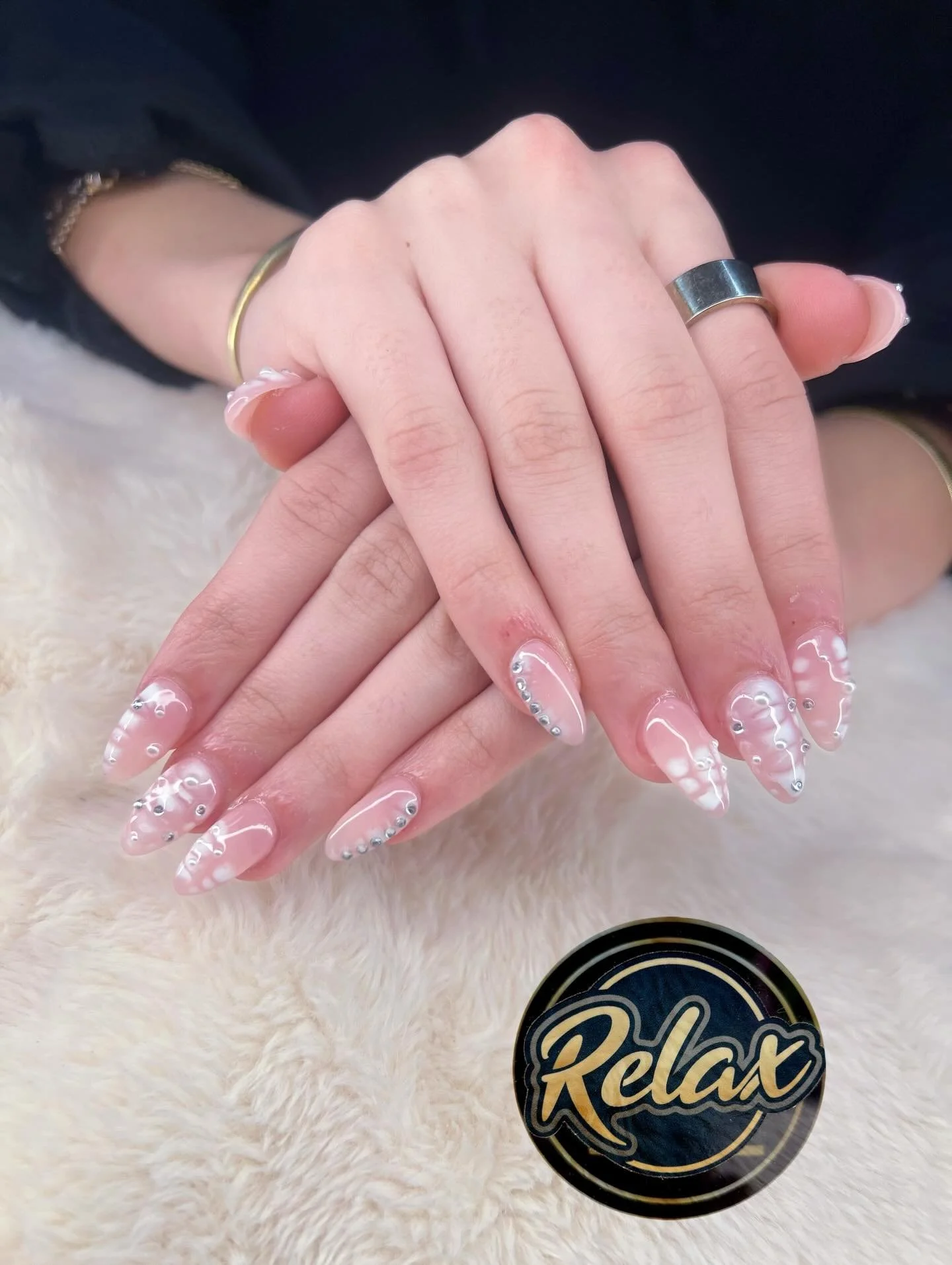 Sweet, shiny, and slightly spoiled 💖.
#nails #trendynails #nailsnailsnails #nailsart #naildesign