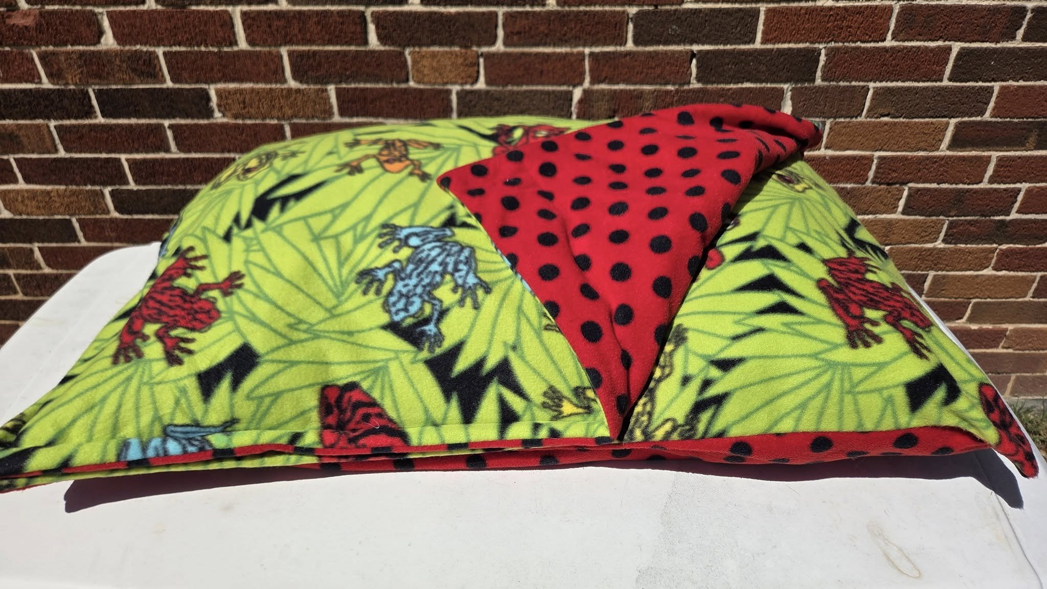 FLEECE POUCHIE BED - FREE SHIPPING IN THE USA