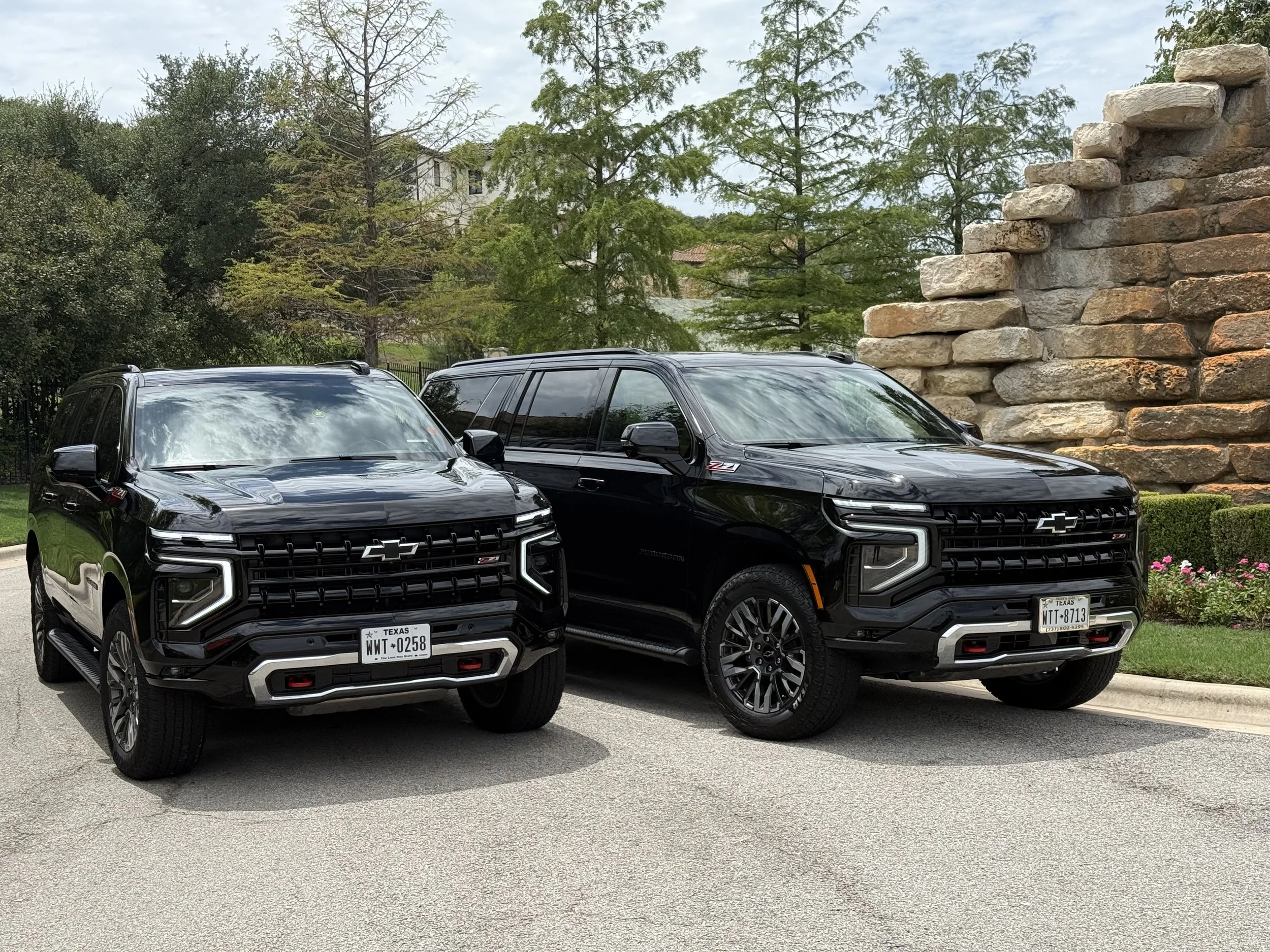 A strong V8 engine ensures confident, smooth driving—even with full passenger loads and luggage—ideal for both city and highway travel.