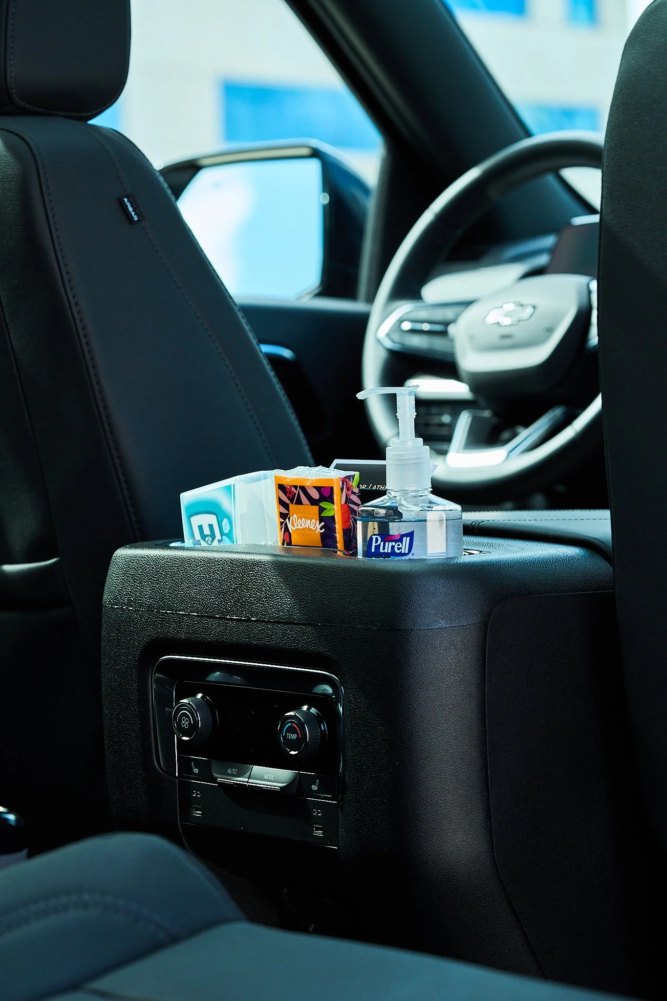 Tri-zone automatic climate control ensures all passengers enjoy personalized comfort, no matter where they’re seated.