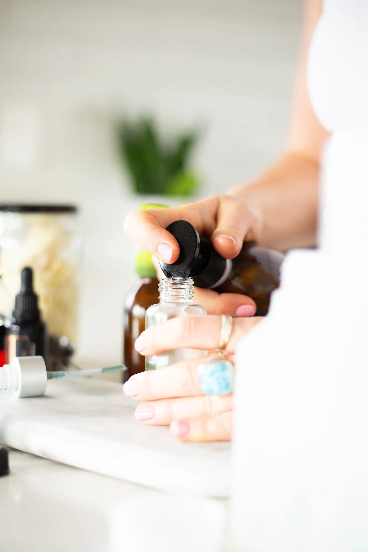 bottle-pump-glass-bottle-essential-oil-blending