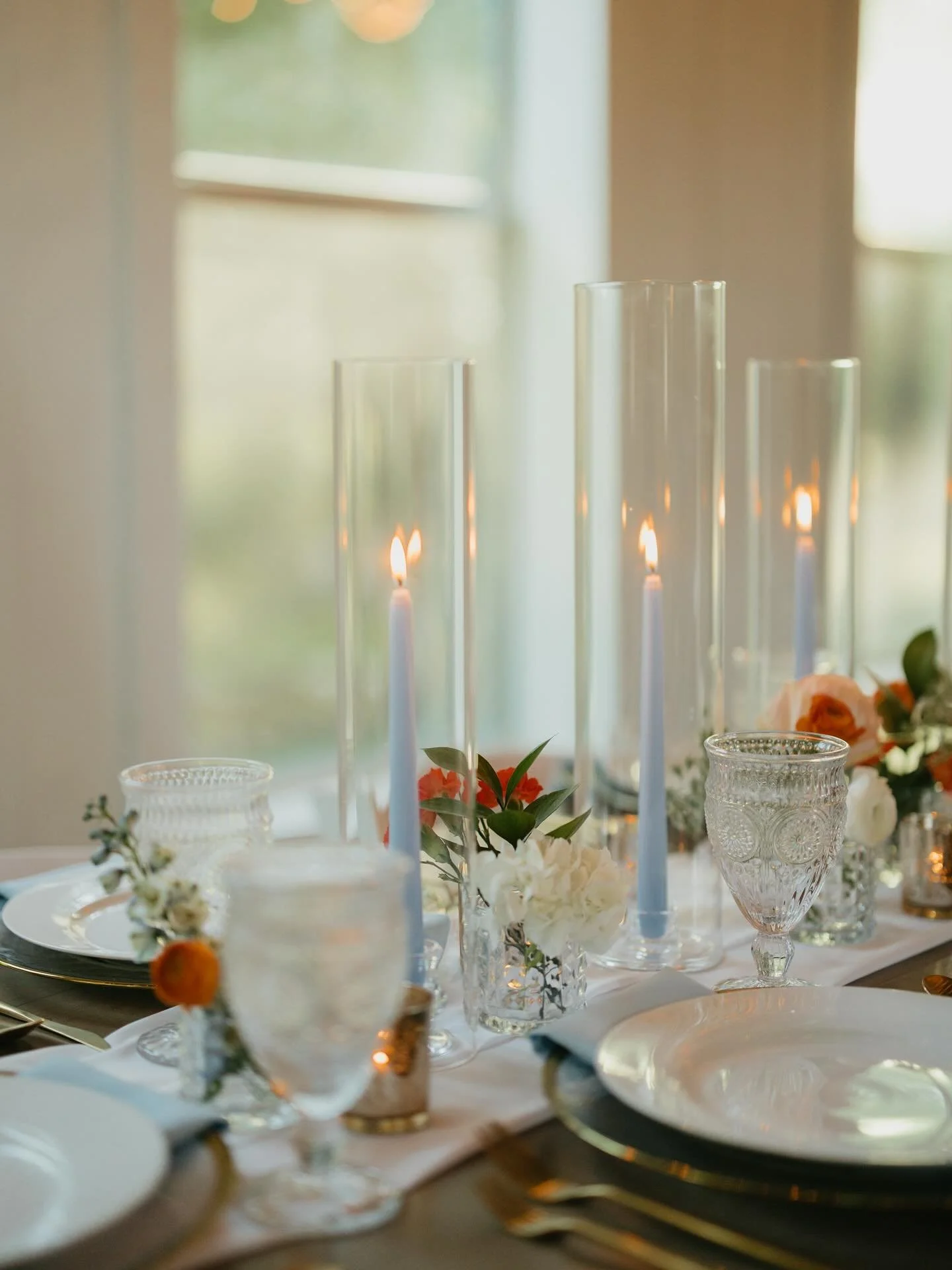 Absolutely loved this styled shoot, brought to life with a detailed gown, a stunning cake, and every thoughtful touch in between✨🤍

Venue: @siloandoak 
Planner/Styled by: @bluelilyweddingco 
Photographer: @kellimariaphotography 
Florals: @woods_flow