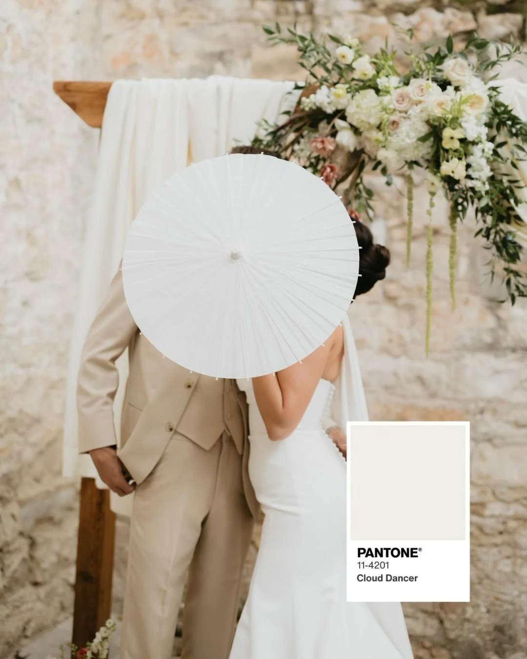 Already loving the Pantone 2026 Color of the Year🤍
&bull;
&bull;
&bull;
&bull;
&bull;
#wedding #pantone2026 #clouddancer #pantone #weddingtrends #coloroftheyear