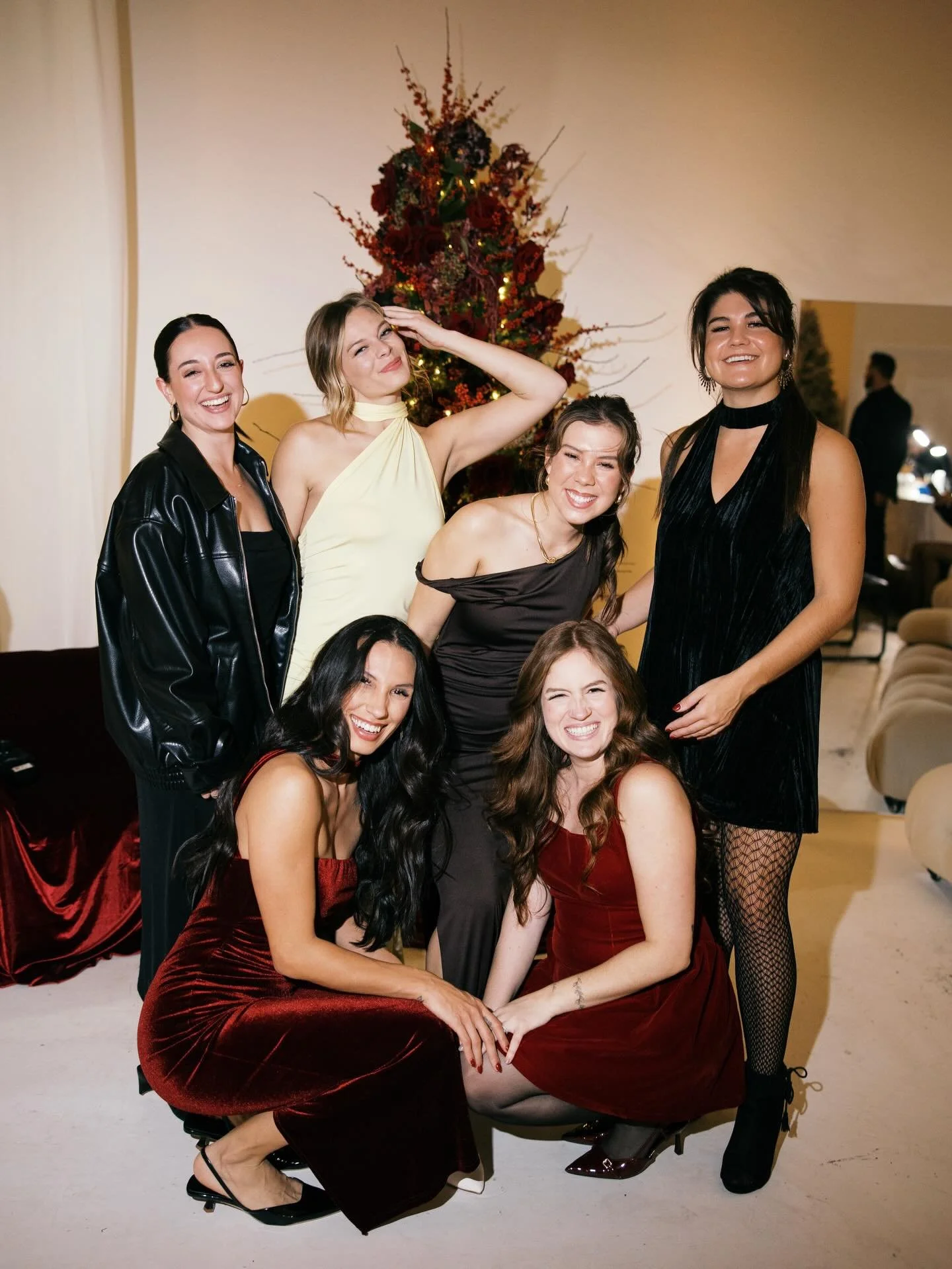 Wishing everyone a Merry Christmas!🎄🥂❤️

Thank you @stonehouse.photo for hosting the sweetest evening!

Host/Design: @stonehouse.photo
Event Space: @the_spotstudio
Coordination/ Rentals: @sqgevents
Florals: @jo.anfloraldesign
Catering: @aphroditeoy