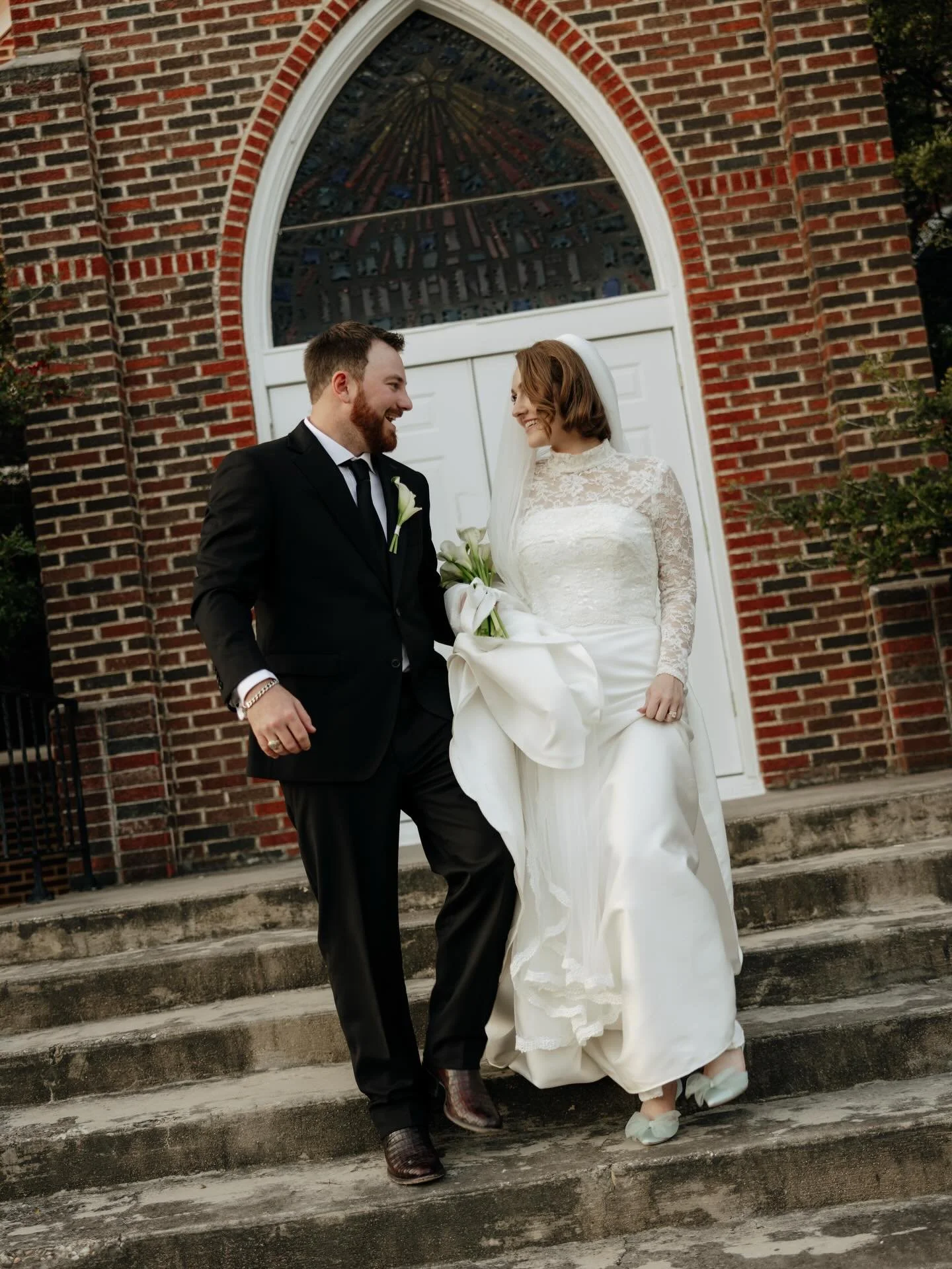 These two are just precious!!!!🥹 More picture perfect moments from Stephanie &amp; Dane&rsquo;s December wedding 

Venue: @venue_marketatthemillclifton
Wedding Coordinator: @bluelilyweddingco
Photography: @taylornicolephotowaco
Florals: @secondtimes