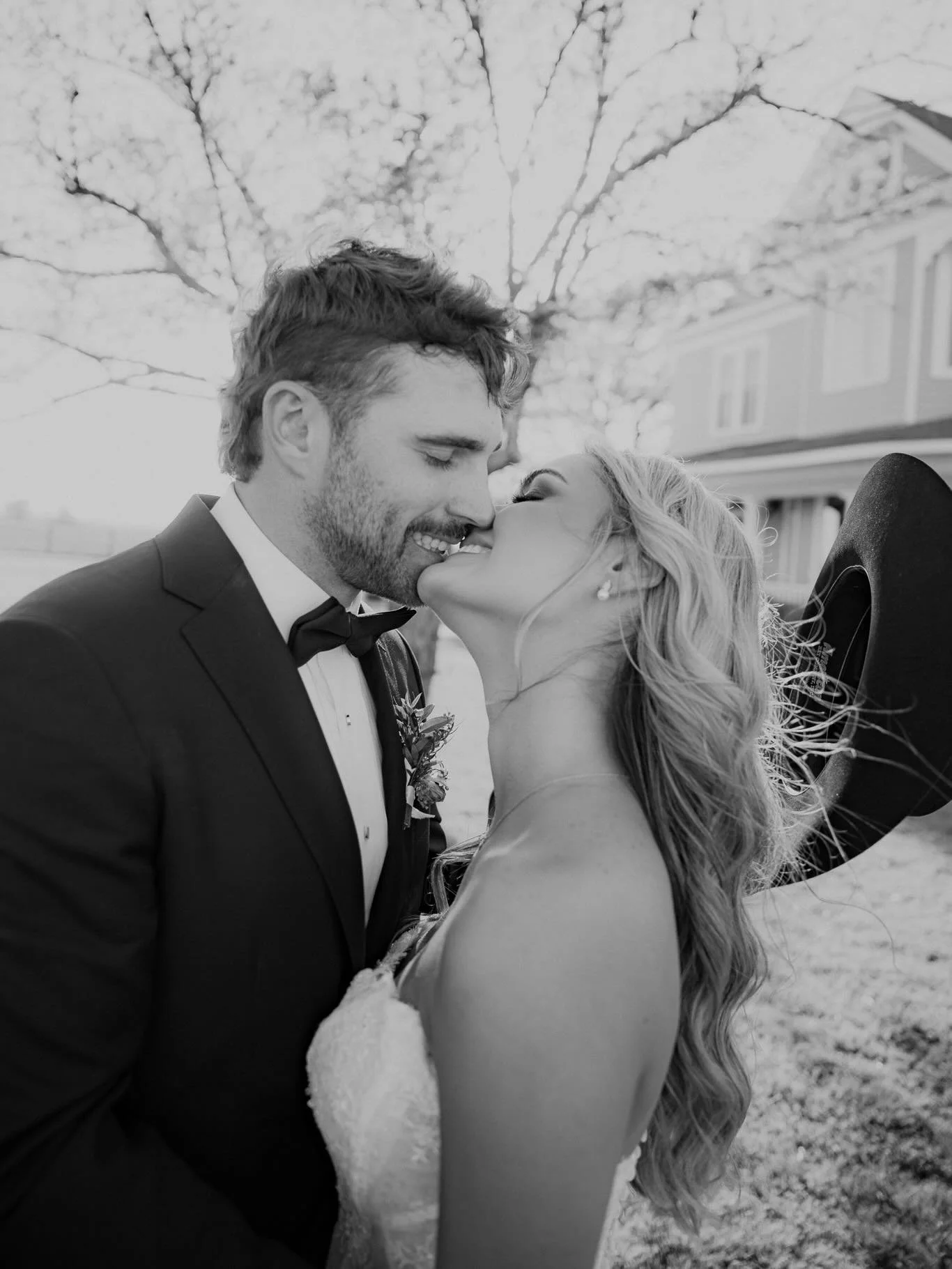 I love when photographers capture those raw, emotional moments at weddings&hellip;the ones that let you relive it all over again 🤍

Venue: @thefarmhouse1905
Wedding Planner/Coordinator: @bluelilyweddingco
Photographer: @sarahsmiles_photo_
Florals: @