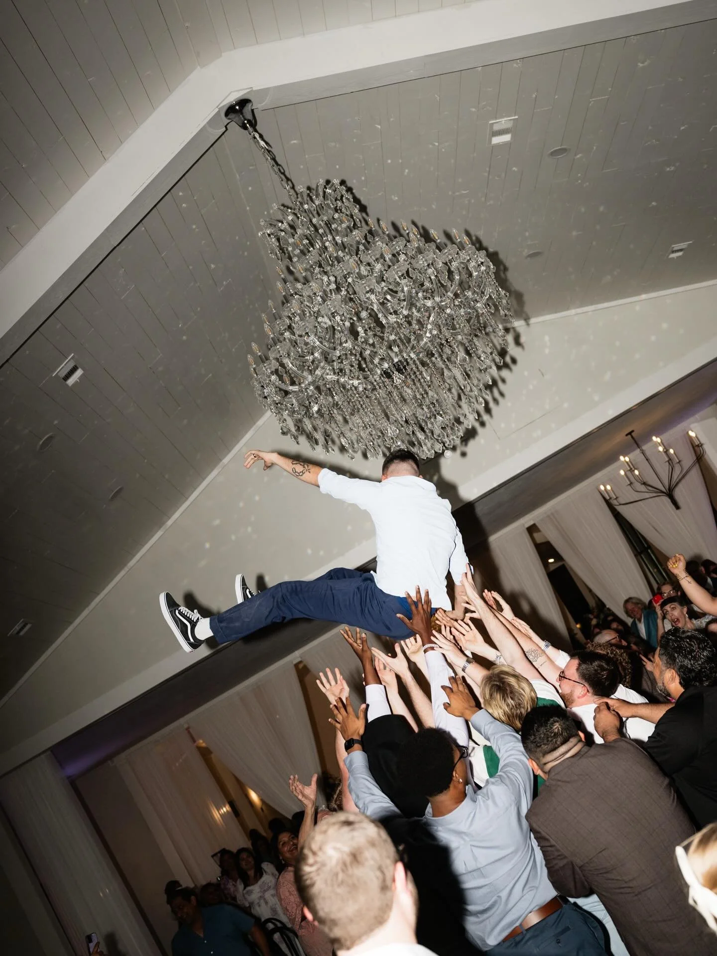 Party mode: ON 🪩🕺✨🩷

Venue: @prairiechapelplace
Wedding Planner: @bluelilyweddingco
Photographer: @katewaldis
Florals: @wolfeflorist
Cake: @cuppiecakes_of_waco
DJ: @michaelanthonydj 

#wacowedding #texasweddingplanner #weddingreception