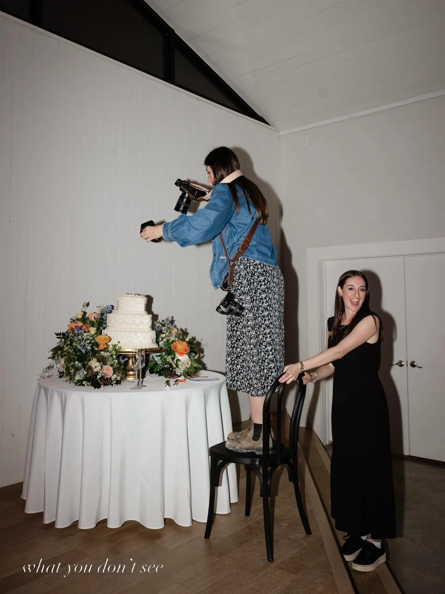 Some bts for this unique photo angle ✨ Love this heart shaped cake &amp; the florals around it 🤍🍰🌸

Venue | @prairiechapelplace 
Photographer | @katewaldis 
Florals | @wolfeflorist 
Cake | @cuppiecakes_of_waco