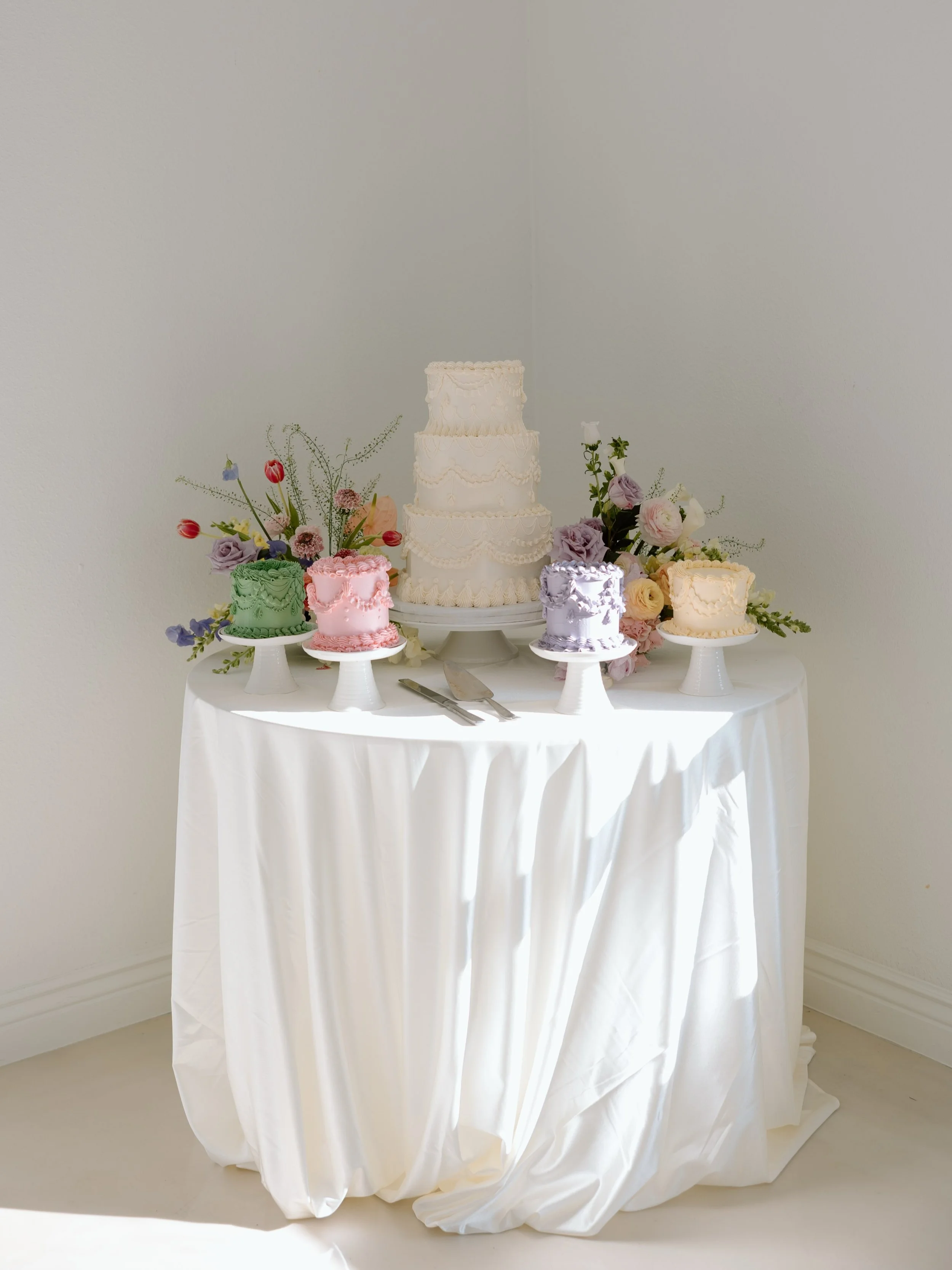 We are LOVING the mini cakes 🎂

Venue | @emersonvenue
Wedding Planner | @bluelilyweddingco
Photographer | @poppyphoto.film 
Florals | @vintageandvineflorals
Cake | @sweetboombakery

#minicakes #weddingcake #weddingtrend #weddingcaketrends #dfwweddin