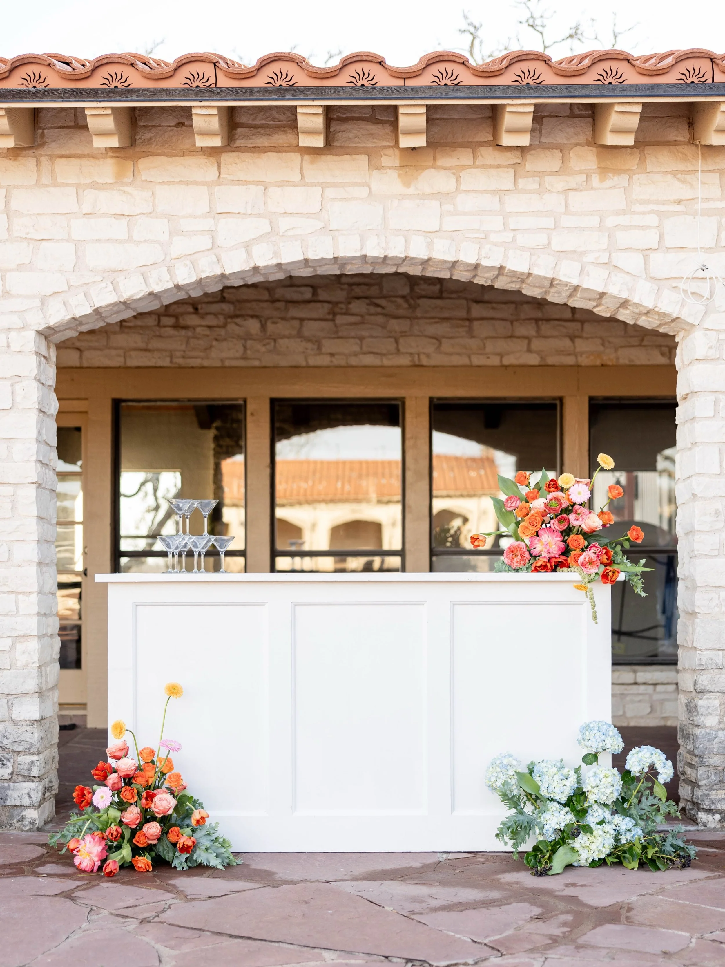 A picture perfect bar moment 🌸🍸🌼

Venue | @lariomansion
Planner/Styled by | @bluelilyweddingco
Photographer | @redbranchphotoandfilm
Florals | @bloomingalsfloral
Rentals | @jds.waco
Magazine | @blissbridalmagazine 
#weddingplanner #weddingbar #wed